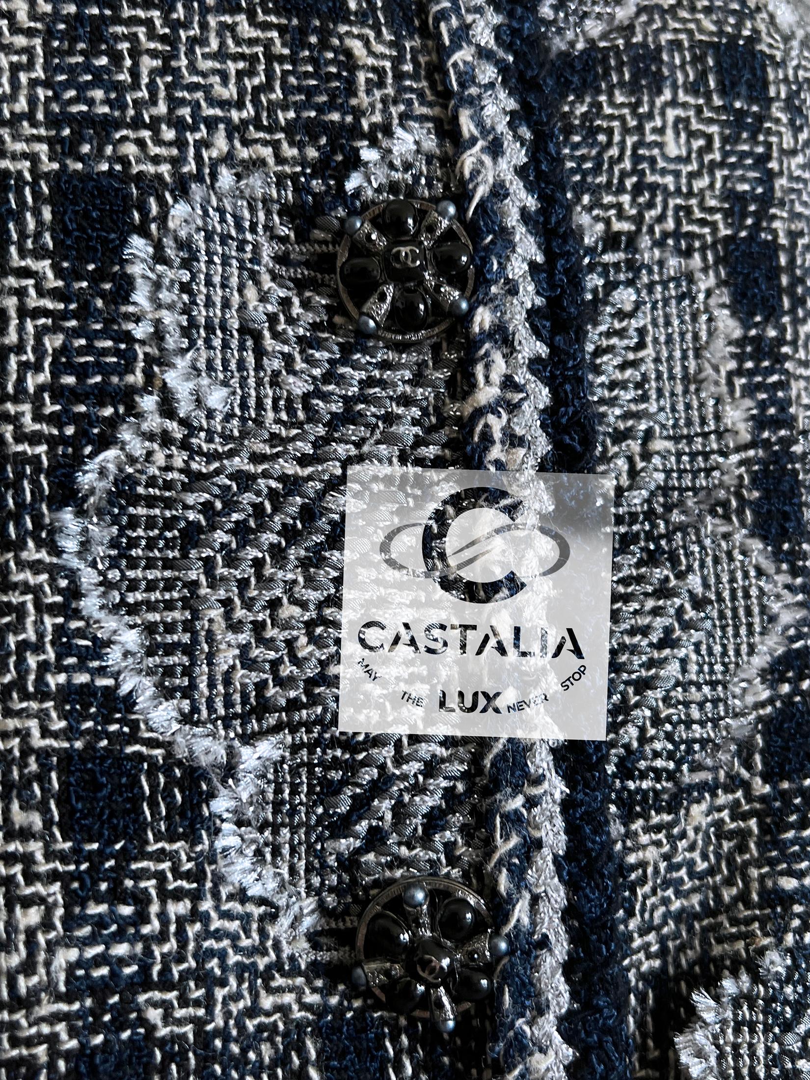 Chanel Paris / New-York Collectors Tweed Jacket with Camellias 38 FR For Sale 6