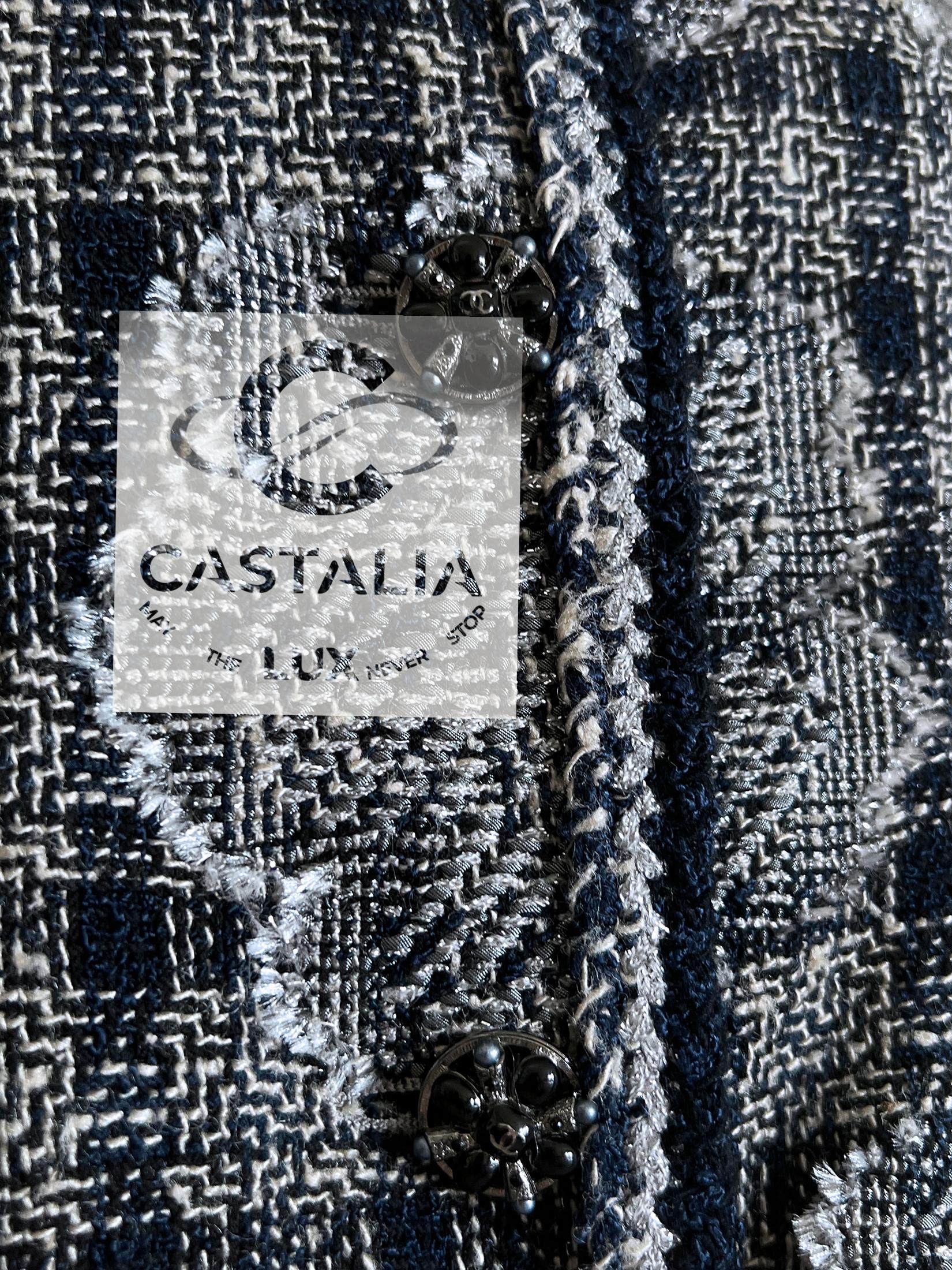 Chanel Paris / New-York Giacca da collezione in tweed con camelie 38 FR in vendita 6