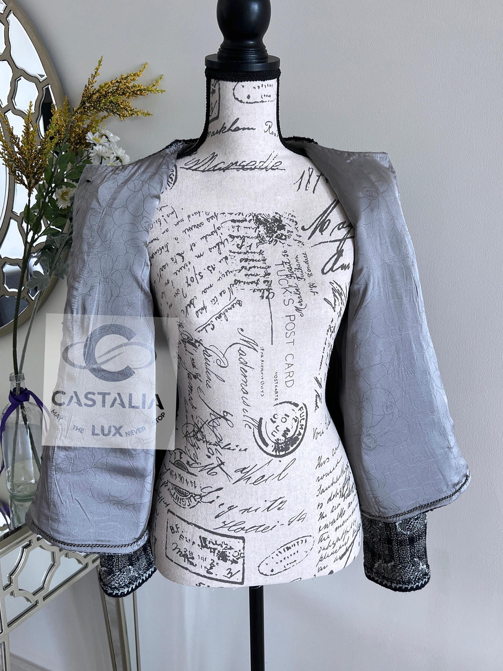 Chanel Paris / New-York Collectors Tweed Jacket with Camellias 38 FR en venta 8