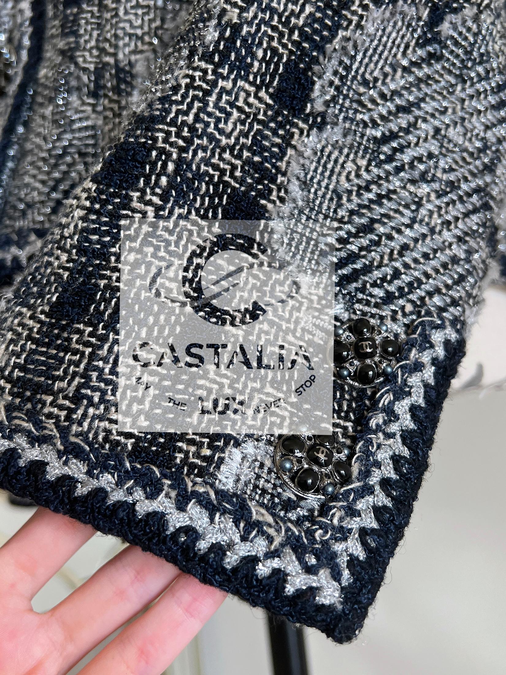 Chanel Paris / New-York Giacca da collezione in tweed con camelie 38 FR in vendita 7