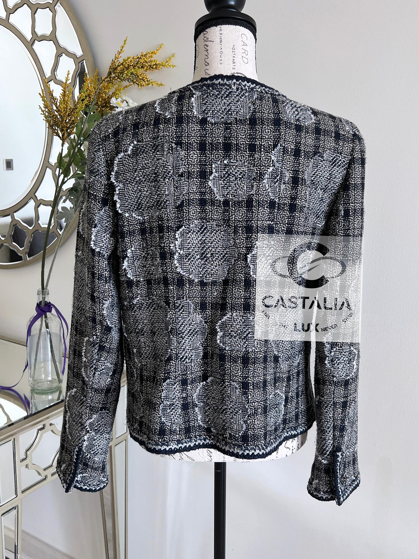 Chanel Paris / New-York Collectors Tweed Jacket with Camellias 38 FR en venta 9
