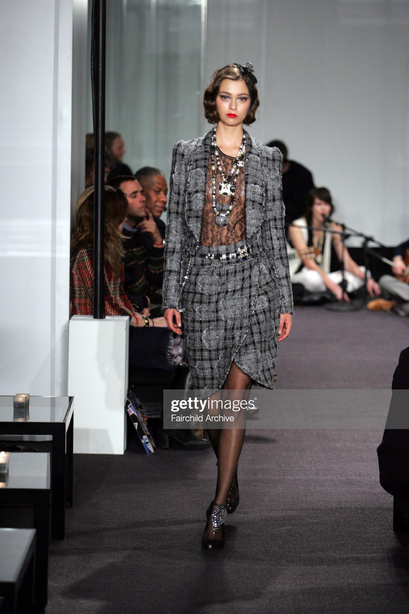 Chanel Paris / New-York Collectors Tweed Jacket with Camellias 38 FR Negro en venta