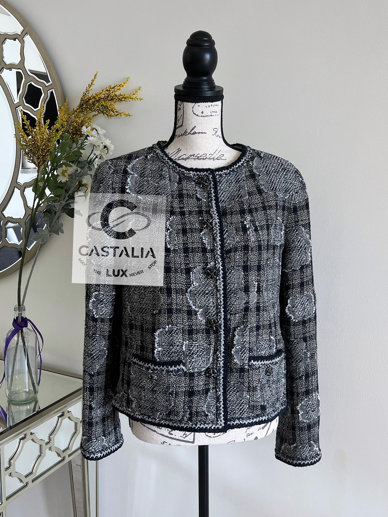 Chanel Paris / New-York Collectors Tweed Jacket with Camellias 38 FR en Nuevo estado para la venta en Dubai, AE