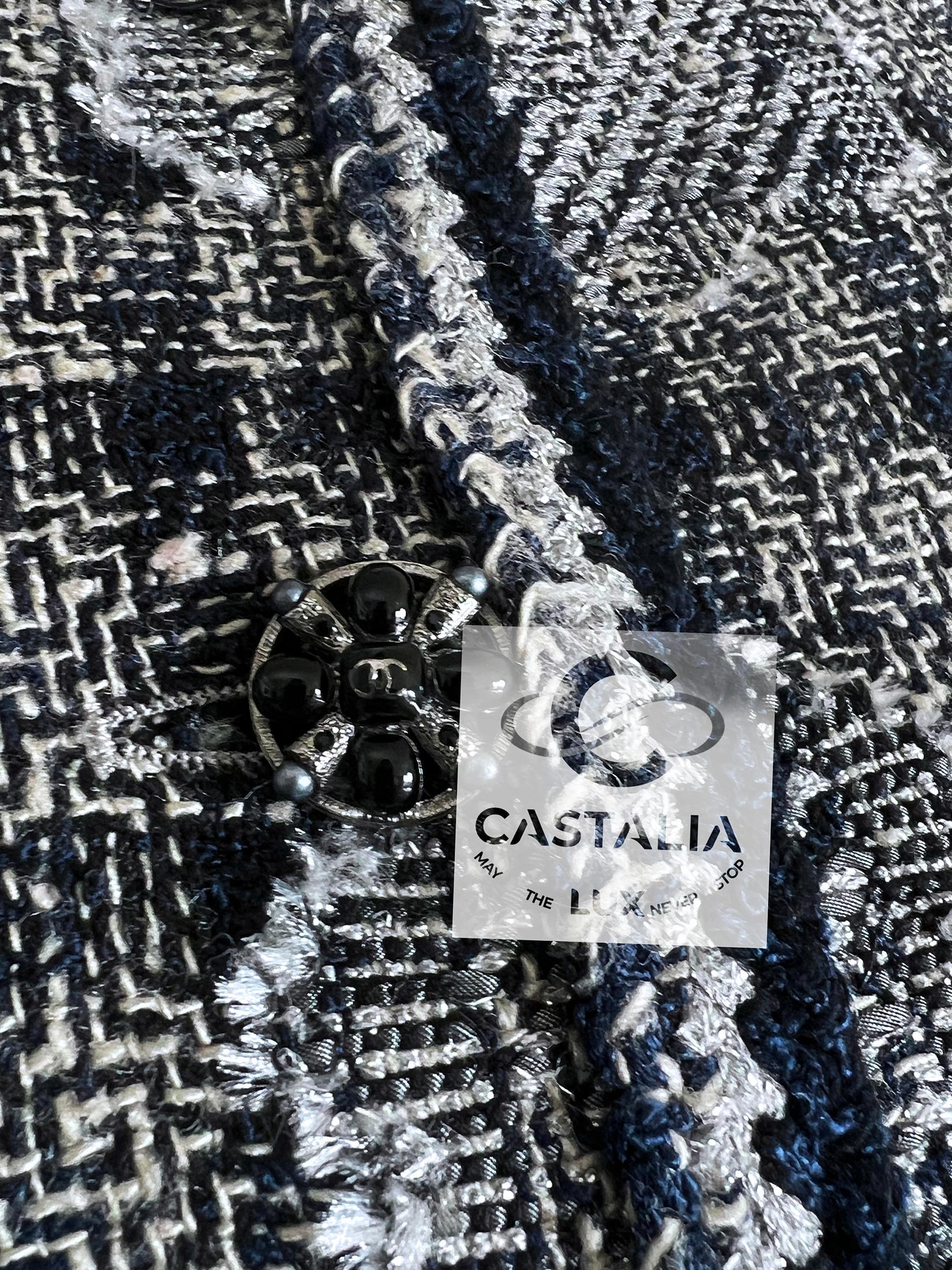 Femenino o masculino Chanel Paris / New-York Collectors Tweed Jacket with Camellias 38 FR en venta