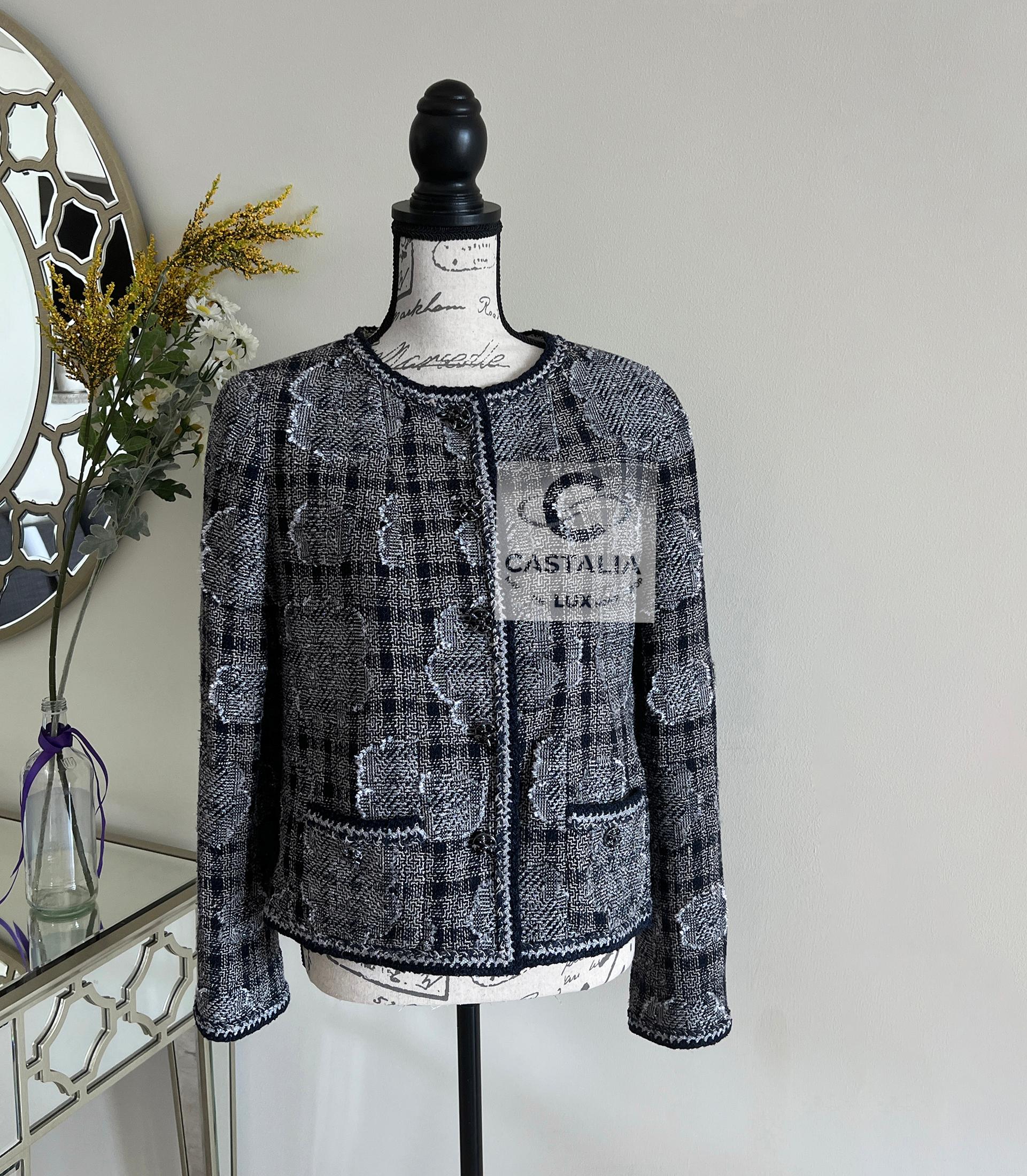 Chanel Paris / New-York Giacca da collezione in tweed con camelie 38 FR In condizioni Nuovo in vendita a Dubai, AE