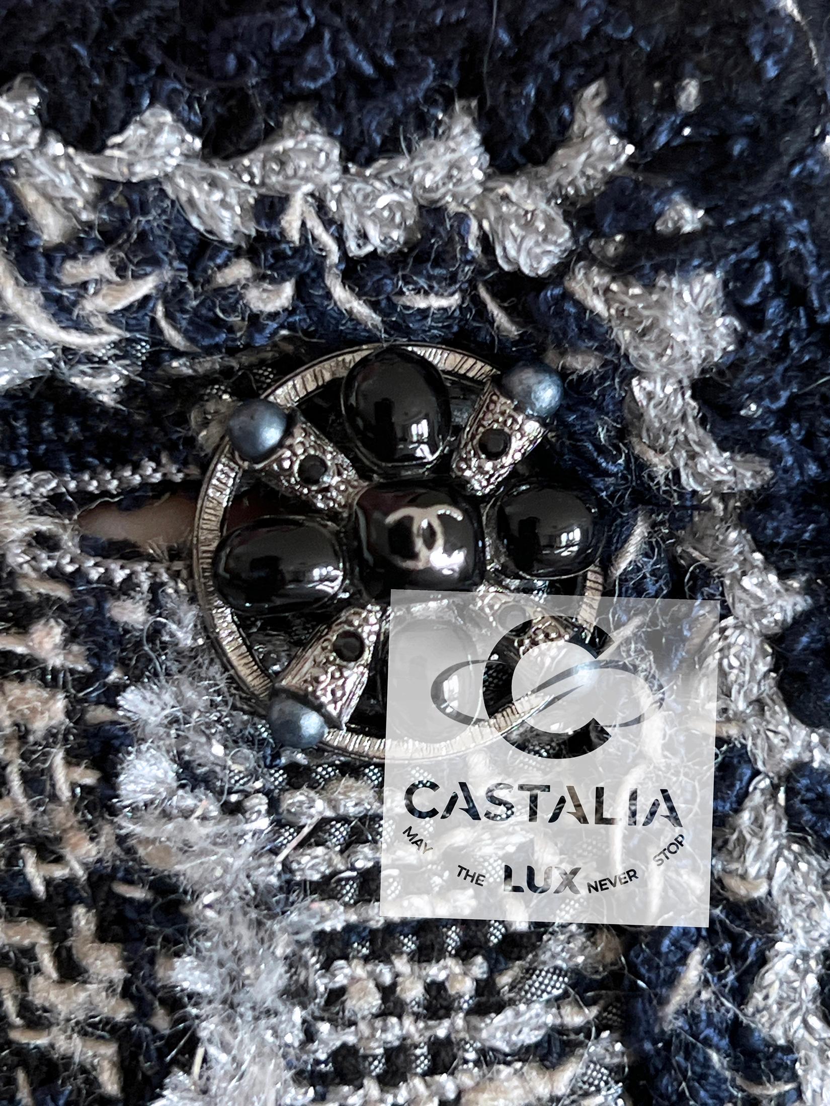 Chanel Paris / New-York Collectors Tweed Jacket with Camellias 38 FR en venta 1
