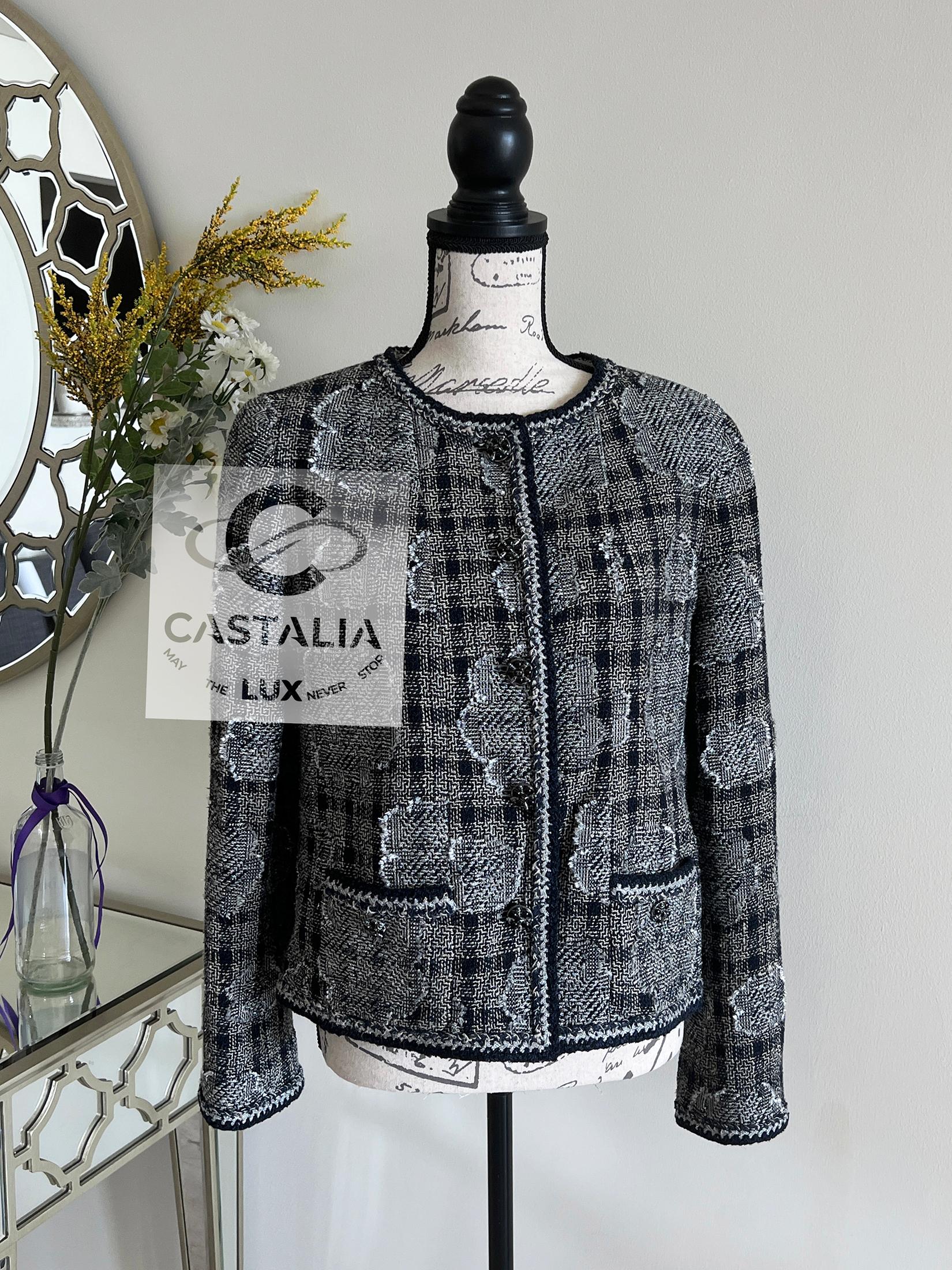 Chanel Paris / New-York Collectors Tweed Jacket with Camellias 38 FR en venta 2