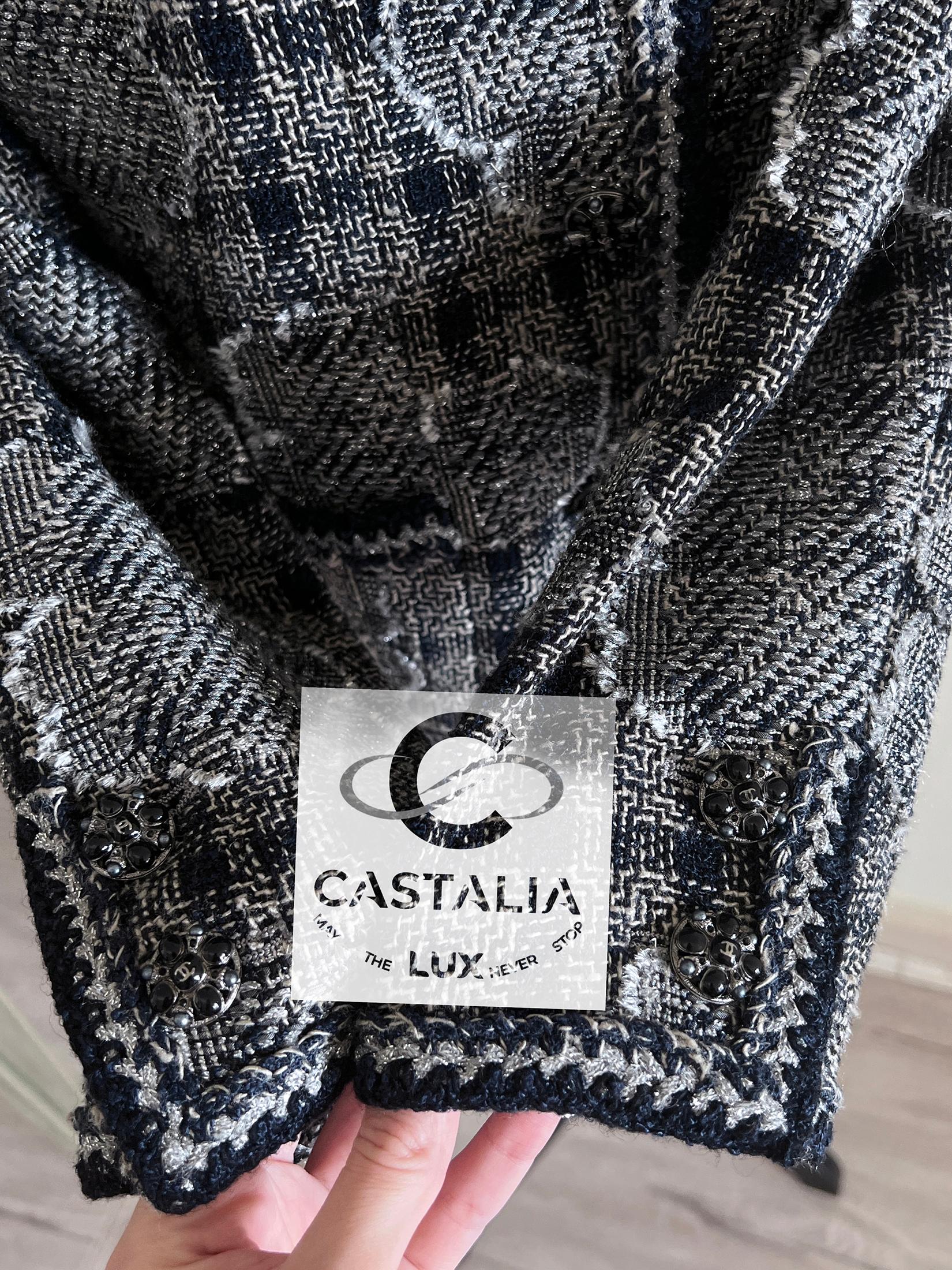 Chanel Paris / New-York Collectors Tweed Jacket with Camellias 38 FR en venta 3