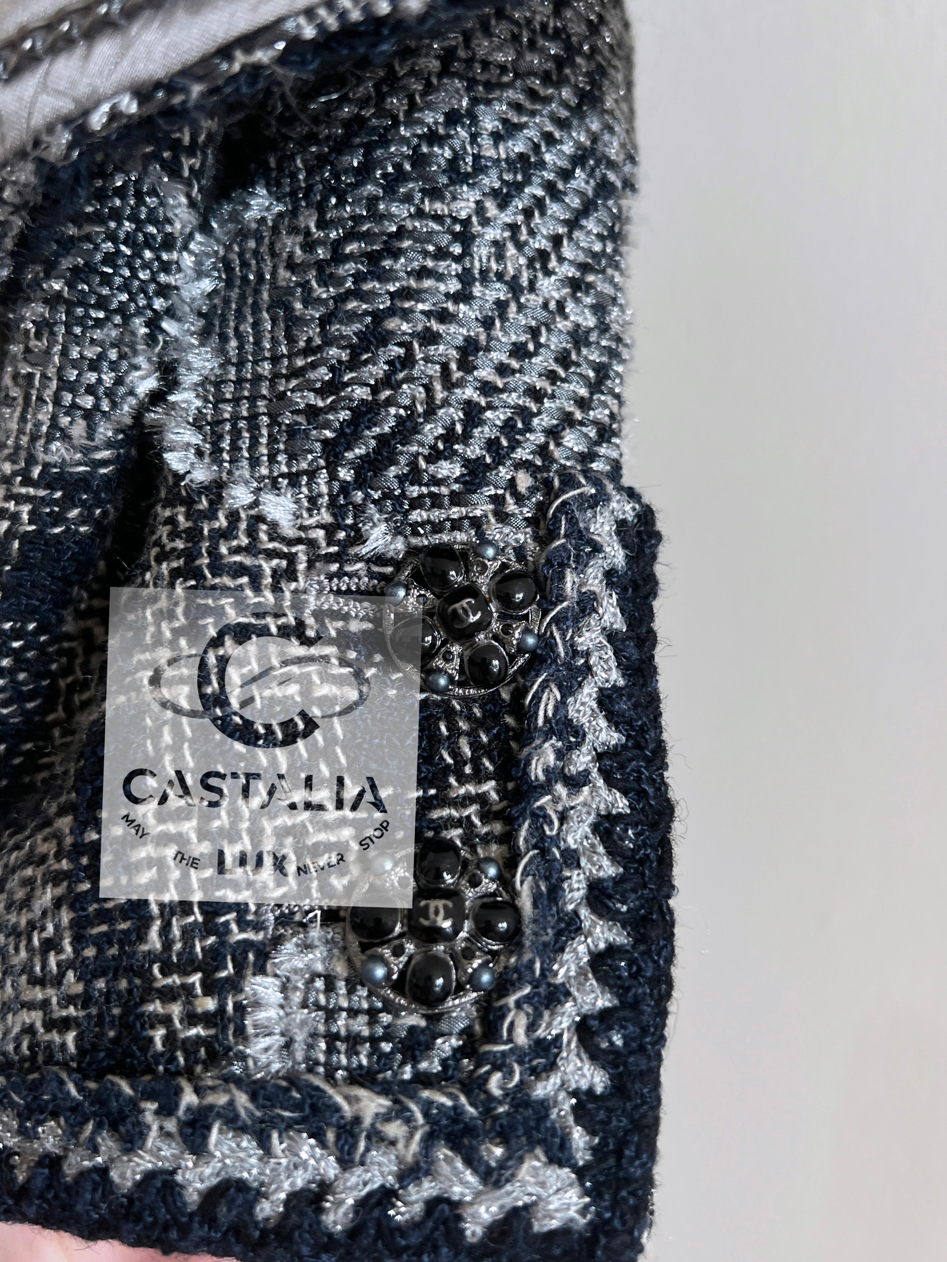 Chanel Paris / New-York Collectors Tweed Jacket with Camellias 38 FR en venta 4