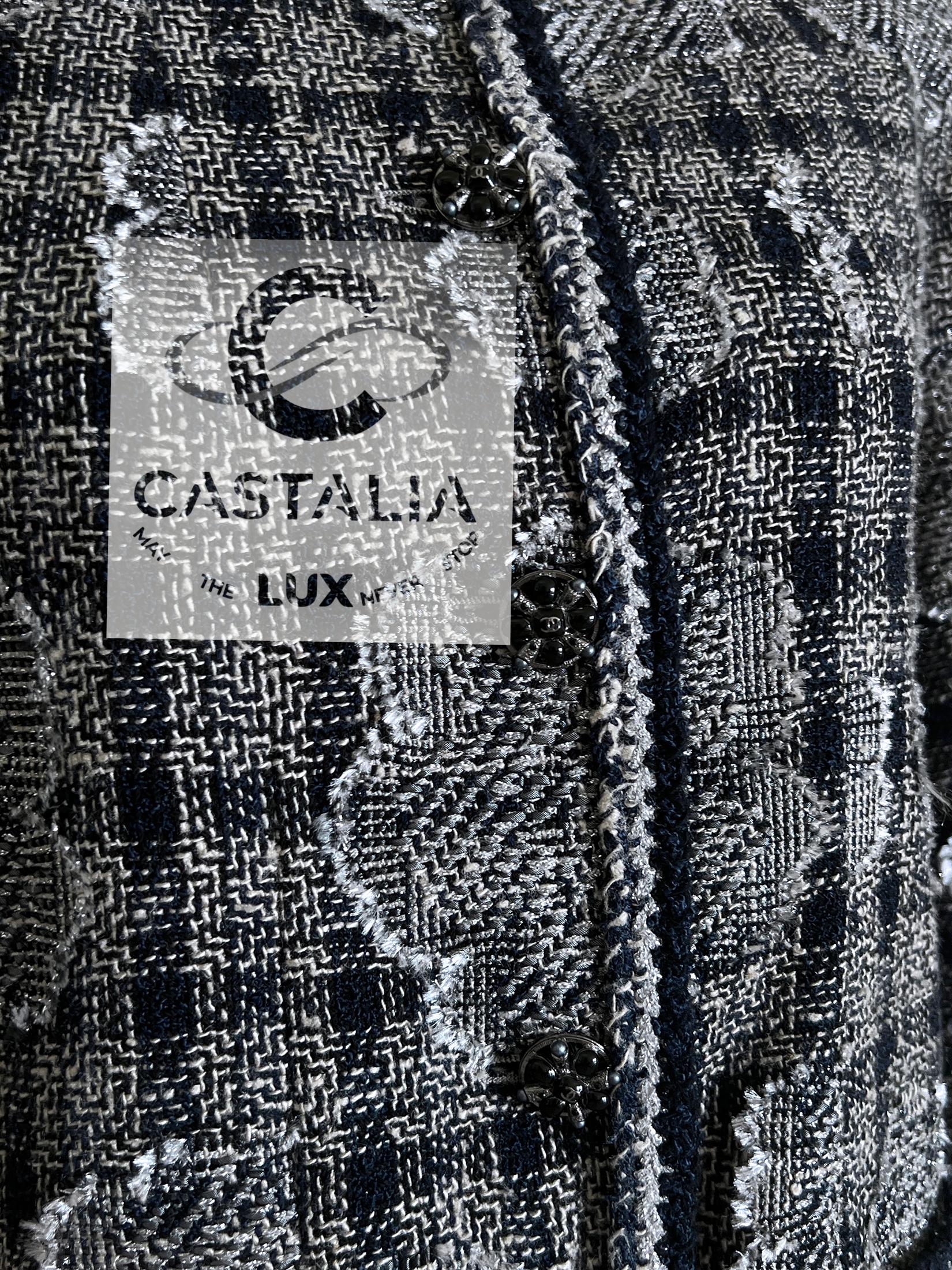 Chanel Paris / New-York Giacca da collezione in tweed con camelie 38 FR in vendita 4