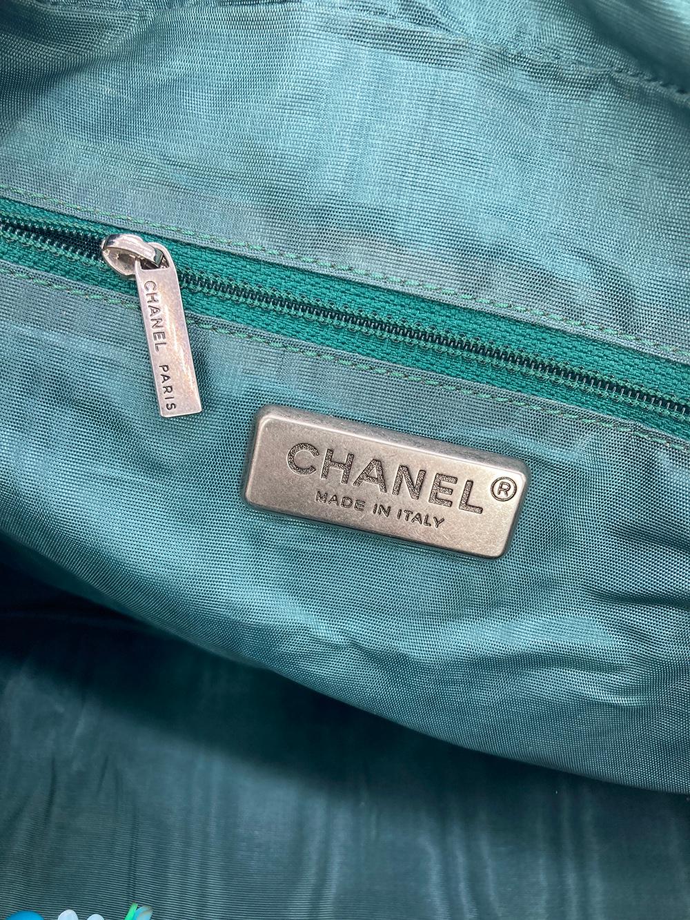 Chanel Paris New York Cremefarbene Distressed Bowling-Tasche im Angebot 6