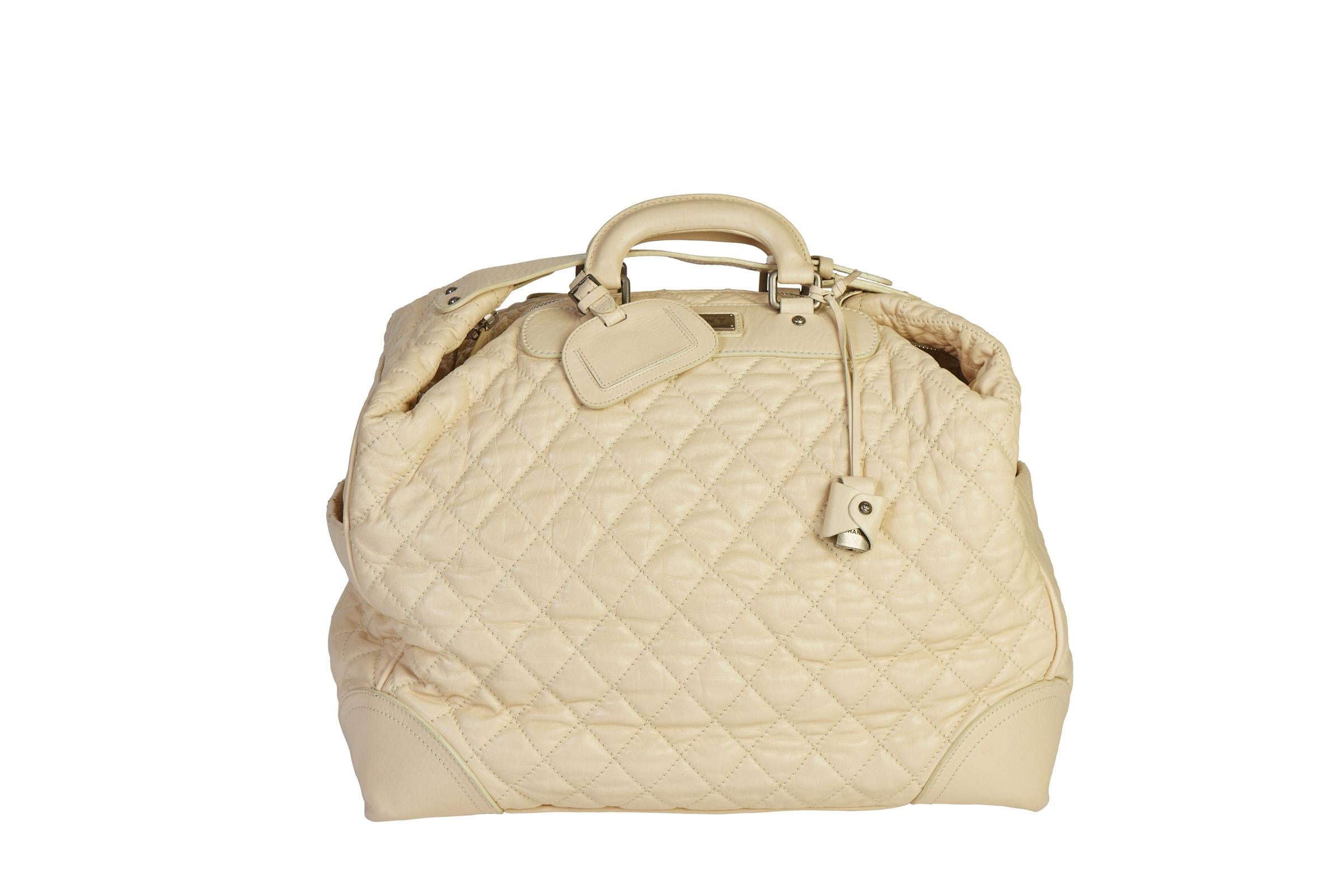 Chanel authentique et de collection, voyageur du week-end Paris/New York Collection. Usure mineure sur les coins (l'article est protégé par une housse amovible lors des voyages) et petite odeur à l'intérieur (le sac a été rarement utilisé, mais