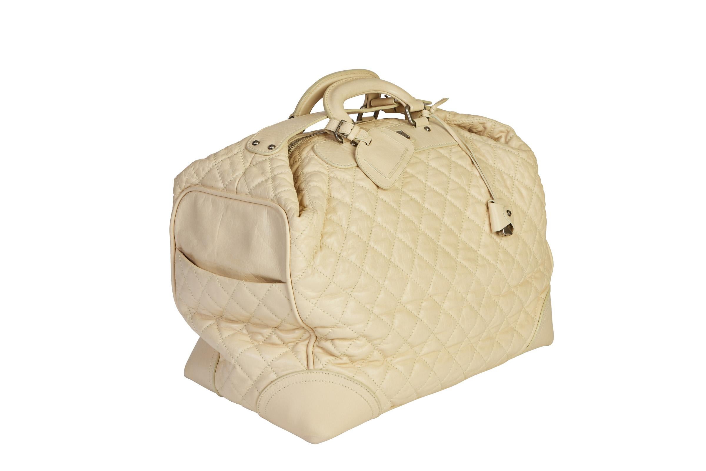 Cremefarbene Traveler Weekender-Tasche von Chanel Paris (Beige) im Angebot