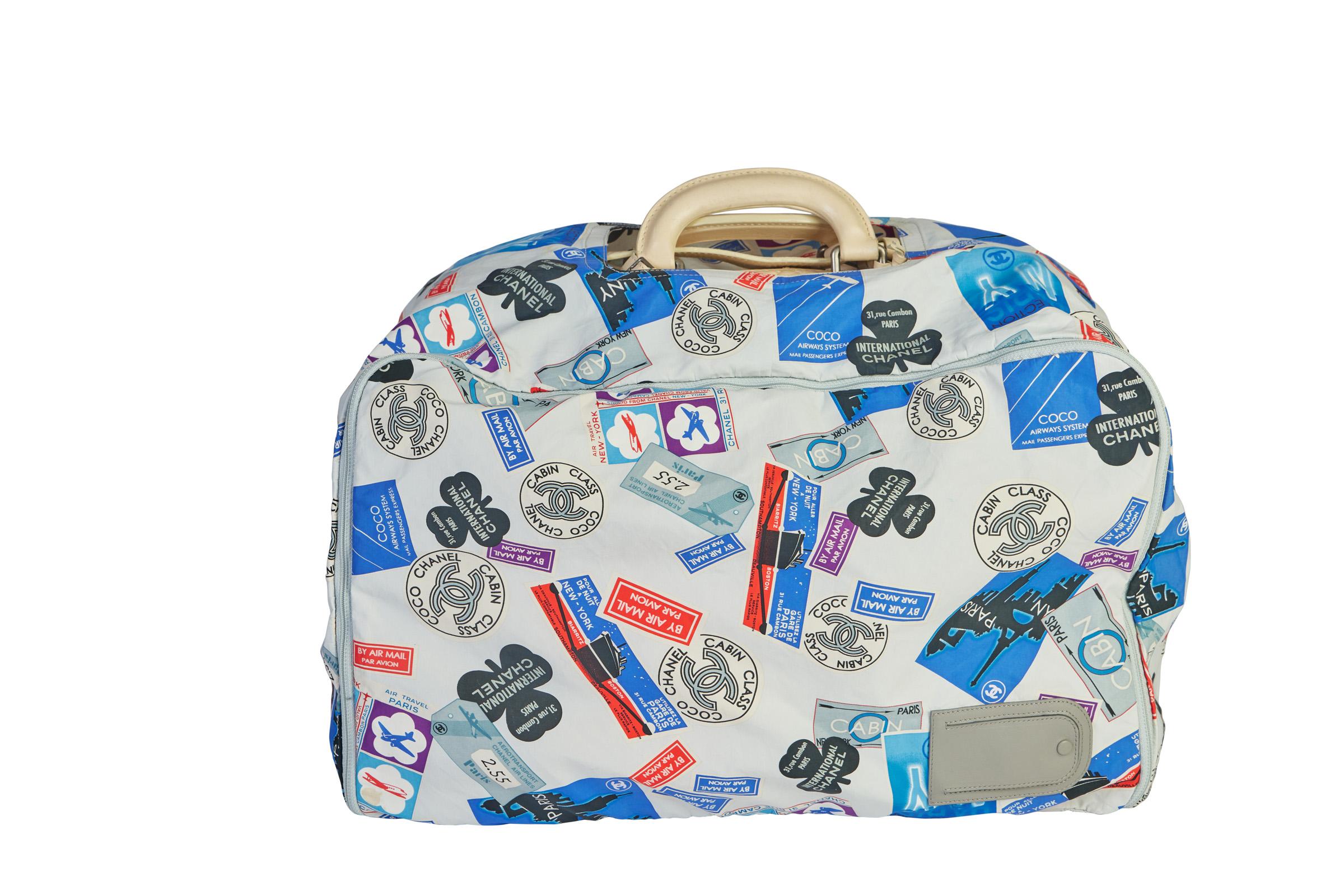 Sac de voyage Weekender crème Chanel Paris New York Bon état - En vente à West Hollywood, CA