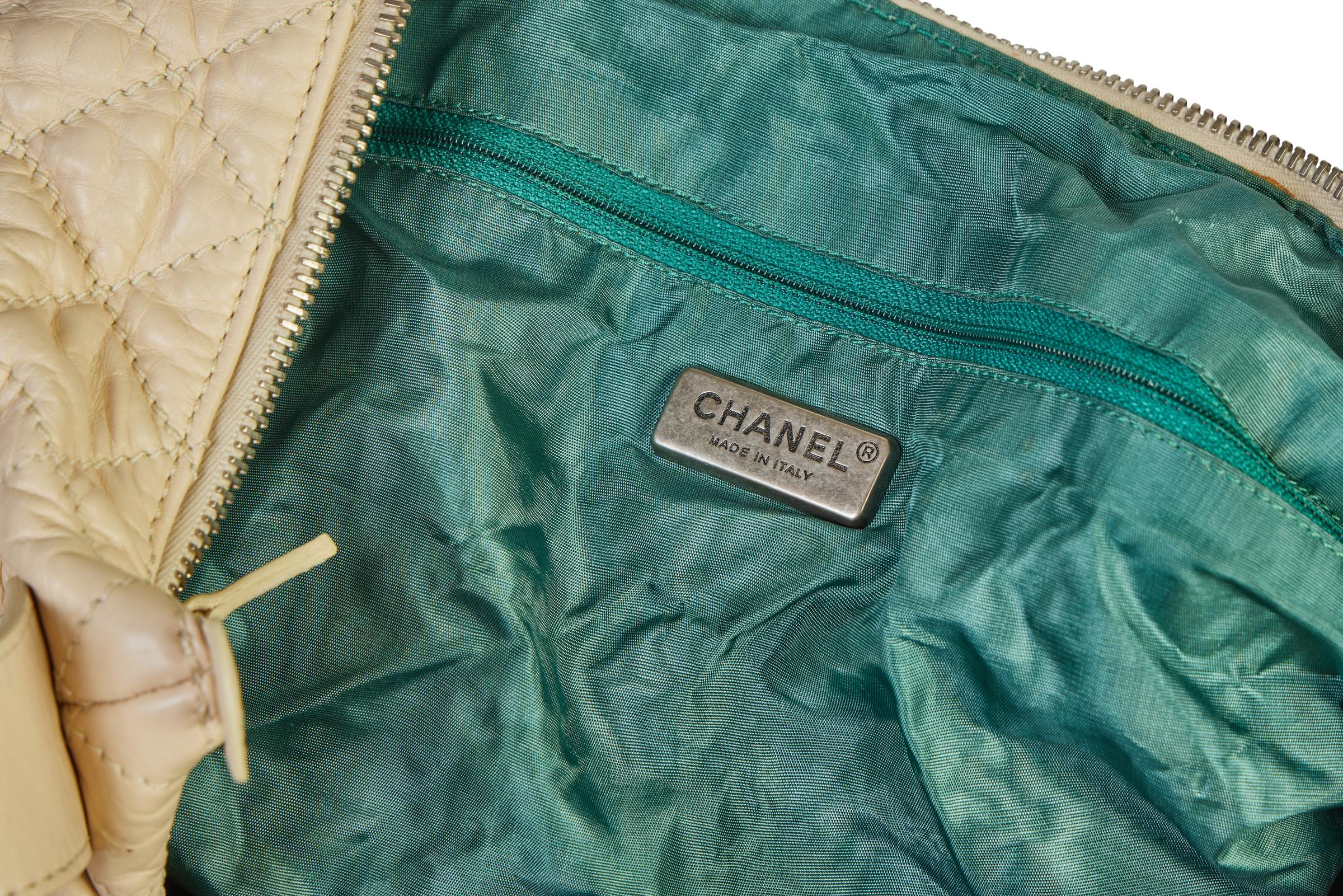 Cremefarbene Traveler Weekender-Tasche von Chanel Paris im Angebot 3