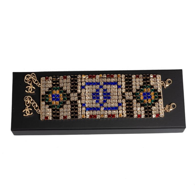 CHANEL Paris-New York bracelet in gilt metal set with multicolored crystal. Collection Paris-New York Collection 2018/2019.
In very good condition,
Made in France.
Dimensions: length 19 cm x 6 cm, chain 4 cm
Stamp: yes.

Will be delivered in its