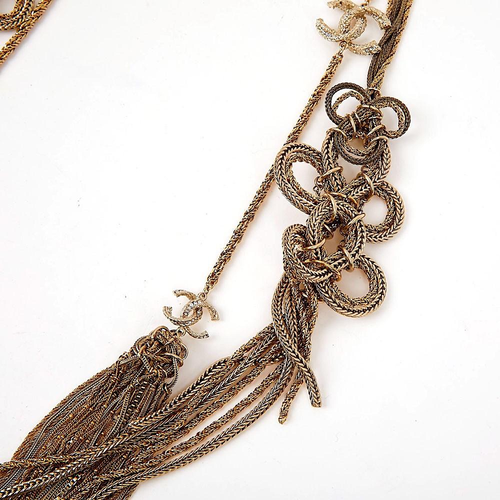CHANEL PARIS-RITZ Métiers d'Art Runway Long Necklace in Gilt Metal For Sale 4