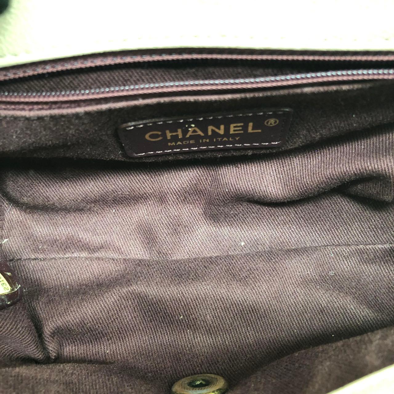 Chanel Paris Rom Mini Trapezio Klappe Tasche Taupe gesteppt Schafsleder Gold Hardware im Angebot 8