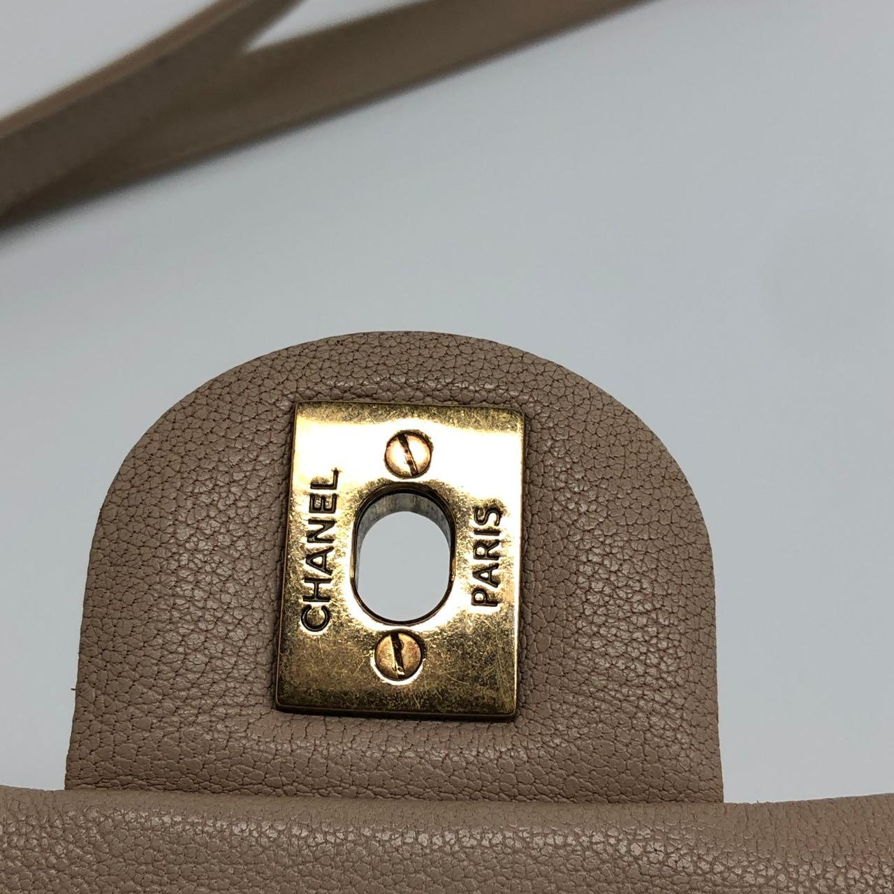 Chanel Paris Rom Mini Trapezio Klappe Tasche Taupe gesteppt Schafsleder Gold Hardware im Angebot 9