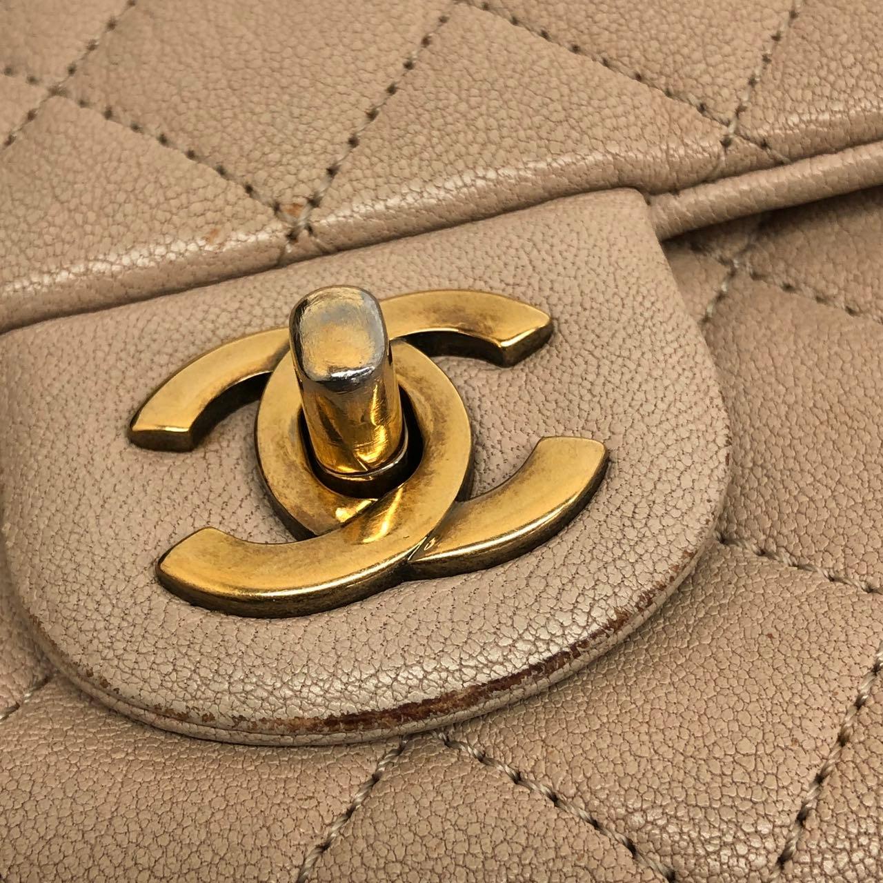 Chanel Paris Rom Mini Trapezio Klappe Tasche Taupe gesteppt Schafsleder Gold Hardware im Angebot 10