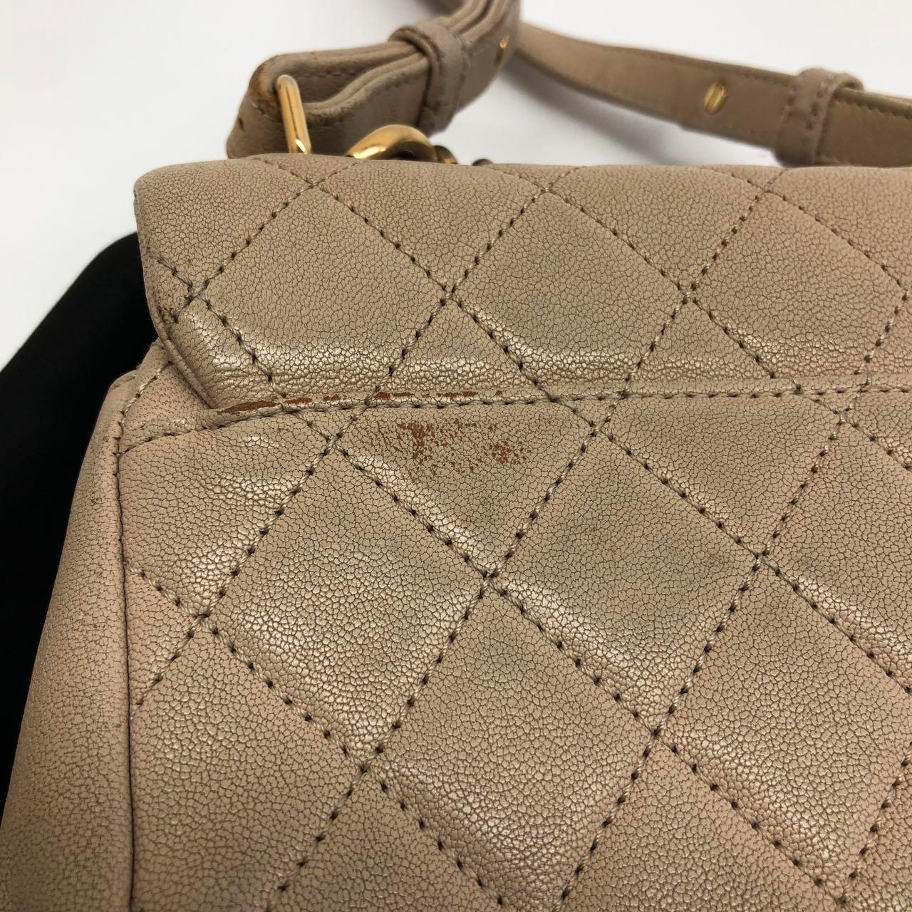 Chanel Paris Rom Mini Trapezio Klappe Tasche Taupe gesteppt Schafsleder Gold Hardware im Angebot 11