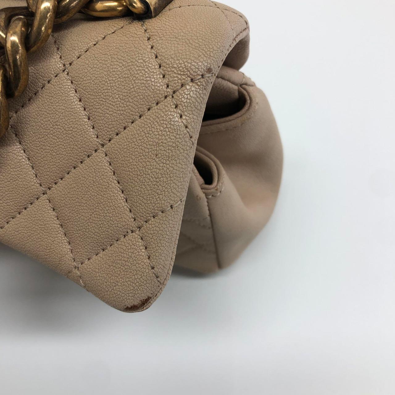 Chanel Paris Rom Mini Trapezio Klappe Tasche Taupe gesteppt Schafsleder Gold Hardware im Angebot 13