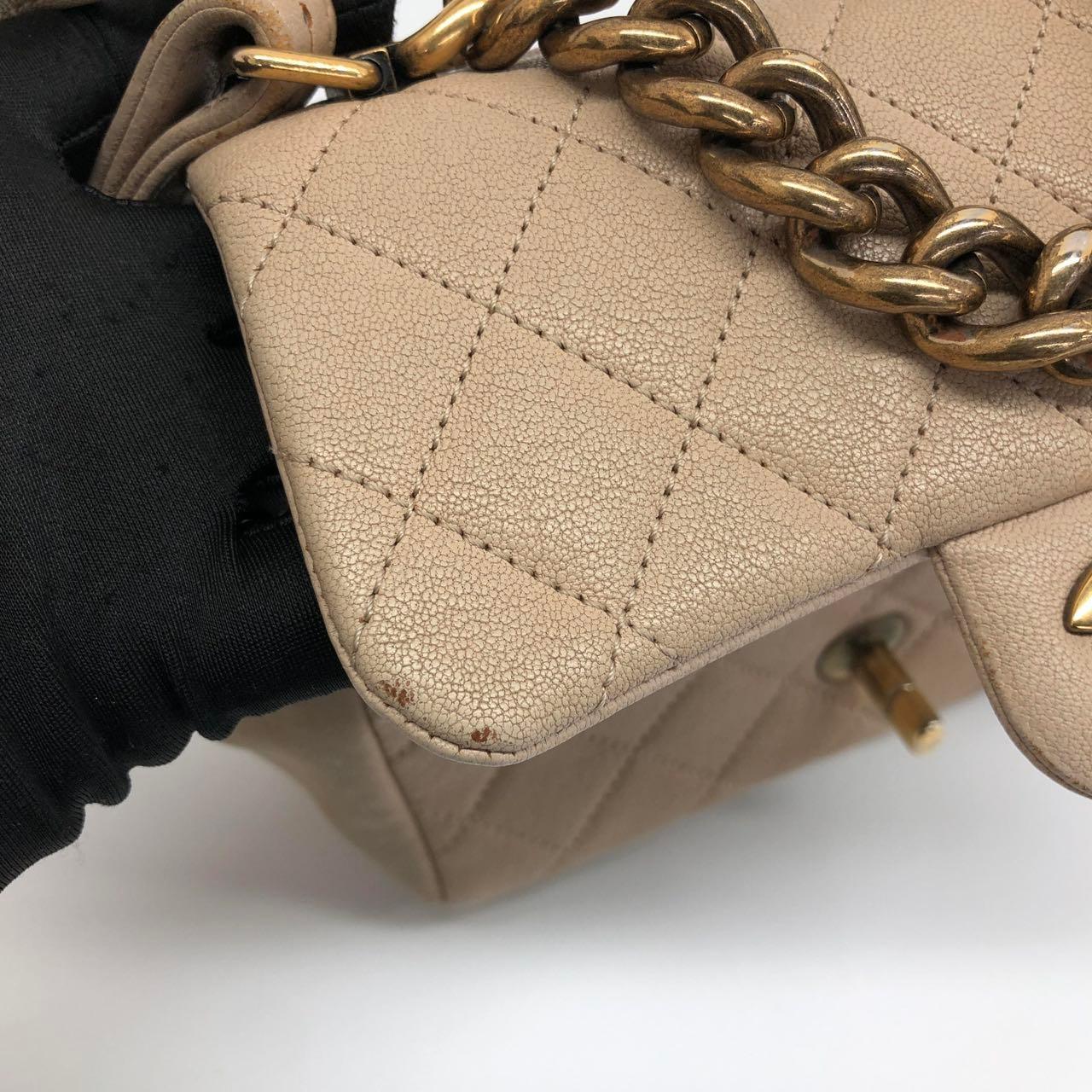 Chanel Paris Rom Mini Trapezio Klappe Tasche Taupe gesteppt Schafsleder Gold Hardware im Angebot 14