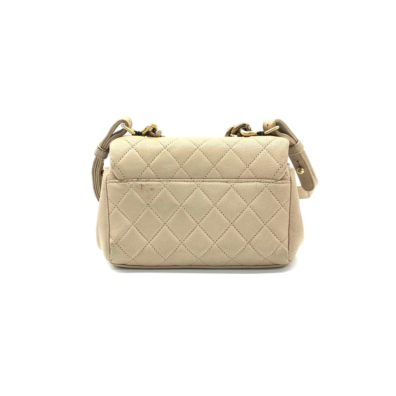 Chanel Paris Rom Mini Trapezio Klappe Tasche Taupe gesteppt Schafsleder Gold Hardware
Dies sind professionelle Fotos der tatsächlich von Luxbags angebotenen Tasche.
Zustand: SEHR GUT.
Insgesamt einige leichte Gebrauchsspuren. Leichte Flecken auf der