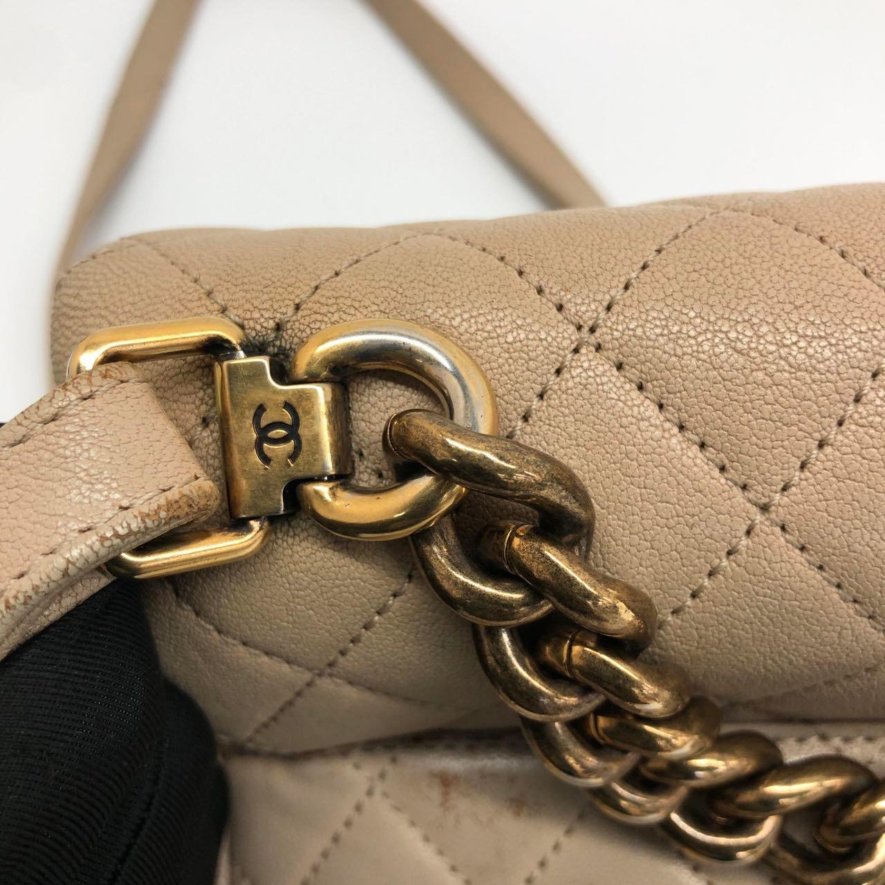 Chanel Paris Rom Mini Trapezio Klappe Tasche Taupe gesteppt Schafsleder Gold Hardware im Angebot 16
