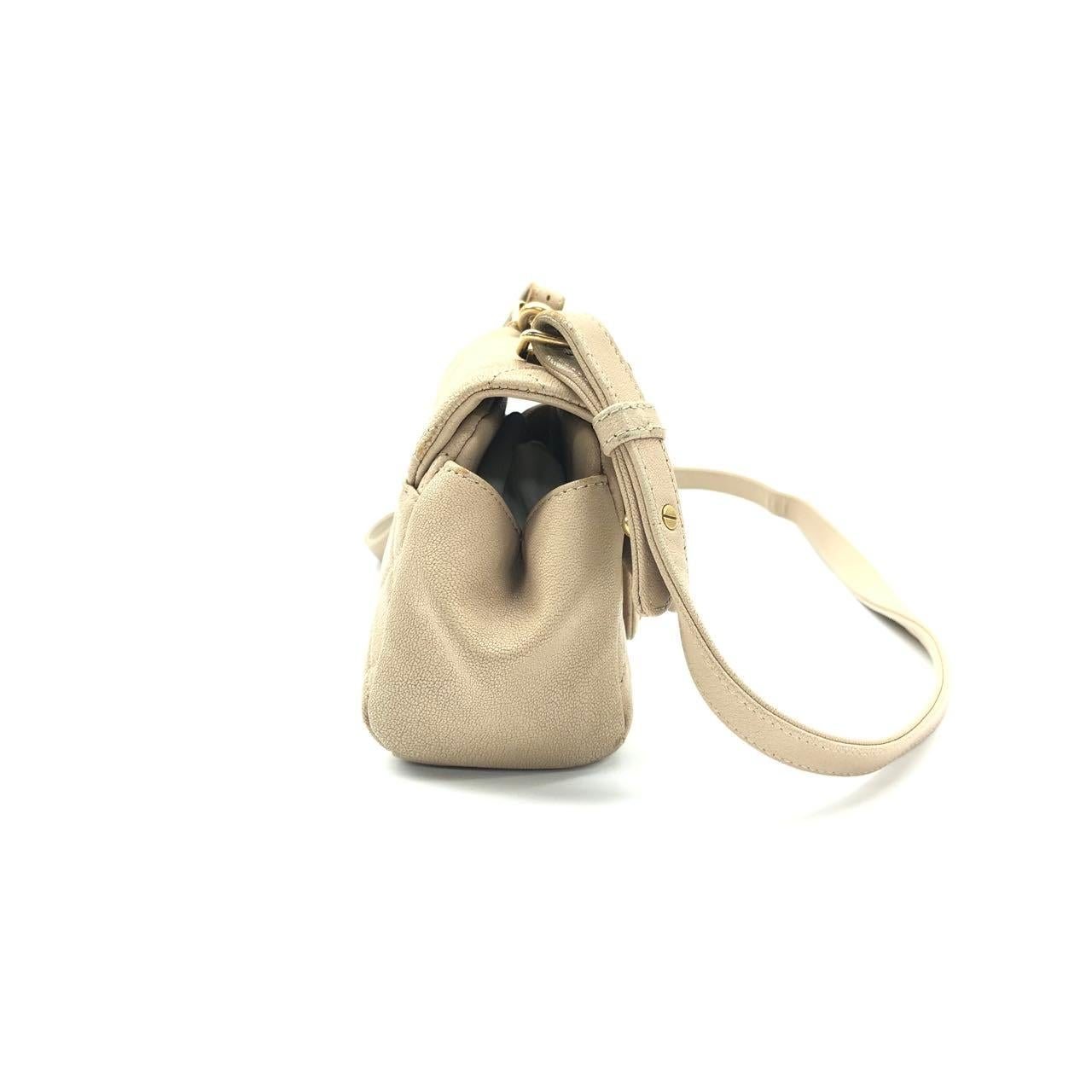 Chanel Paris Rom Mini Trapezio Klappe Tasche Taupe gesteppt Schafsleder Gold Hardware Damen im Angebot