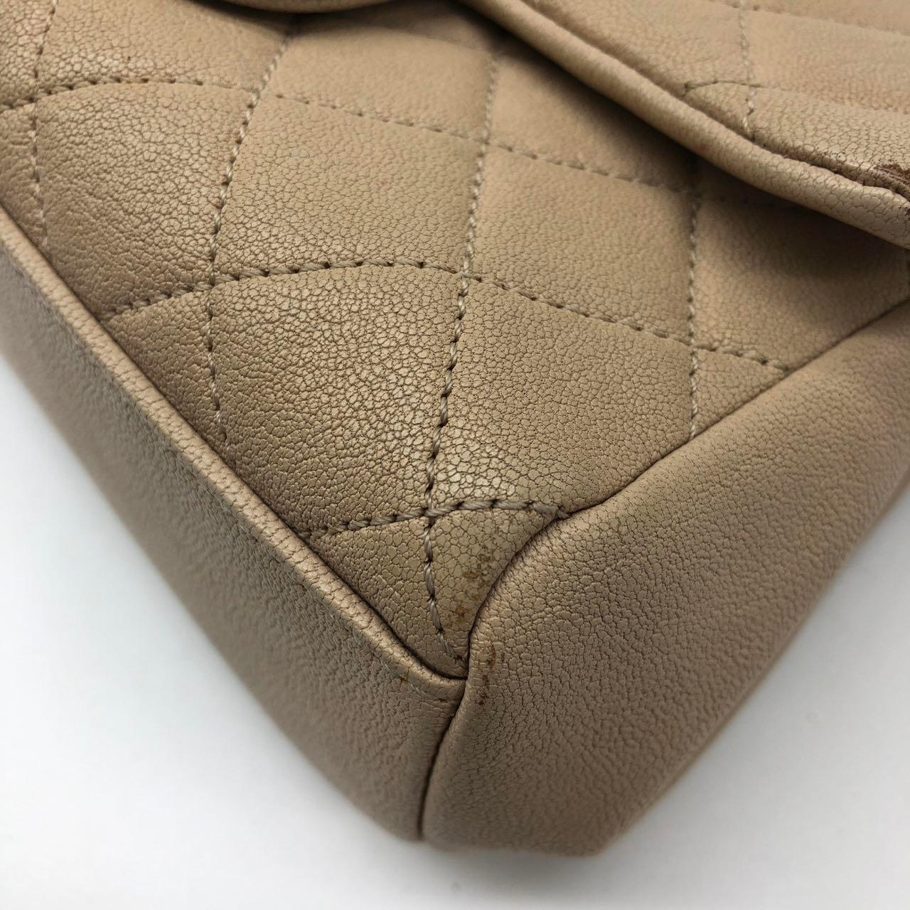 Chanel Paris Rom Mini Trapezio Klappe Tasche Taupe gesteppt Schafsleder Gold Hardware im Angebot 2