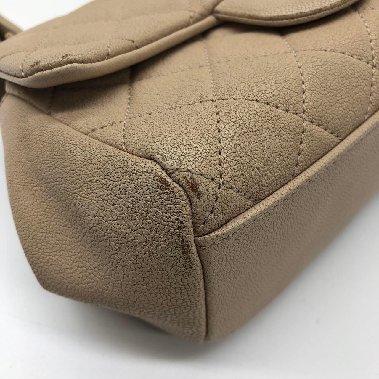 Chanel Paris Rom Mini Trapezio Klappe Tasche Taupe gesteppt Schafsleder Gold Hardware im Angebot 3