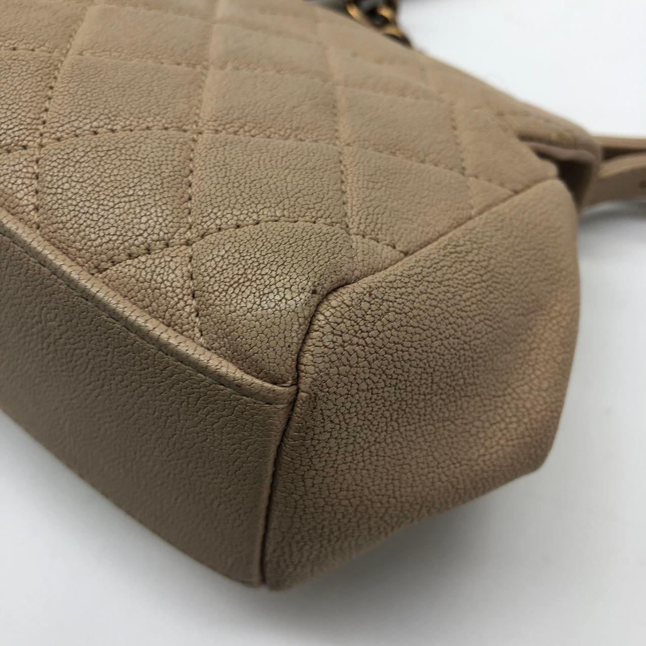 Chanel Paris Rom Mini Trapezio Klappe Tasche Taupe gesteppt Schafsleder Gold Hardware im Angebot 4