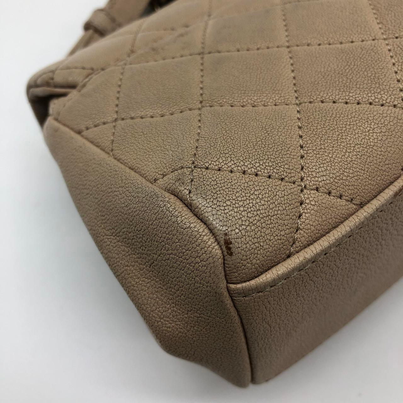 Chanel Paris Rom Mini Trapezio Klappe Tasche Taupe gesteppt Schafsleder Gold Hardware im Angebot 5