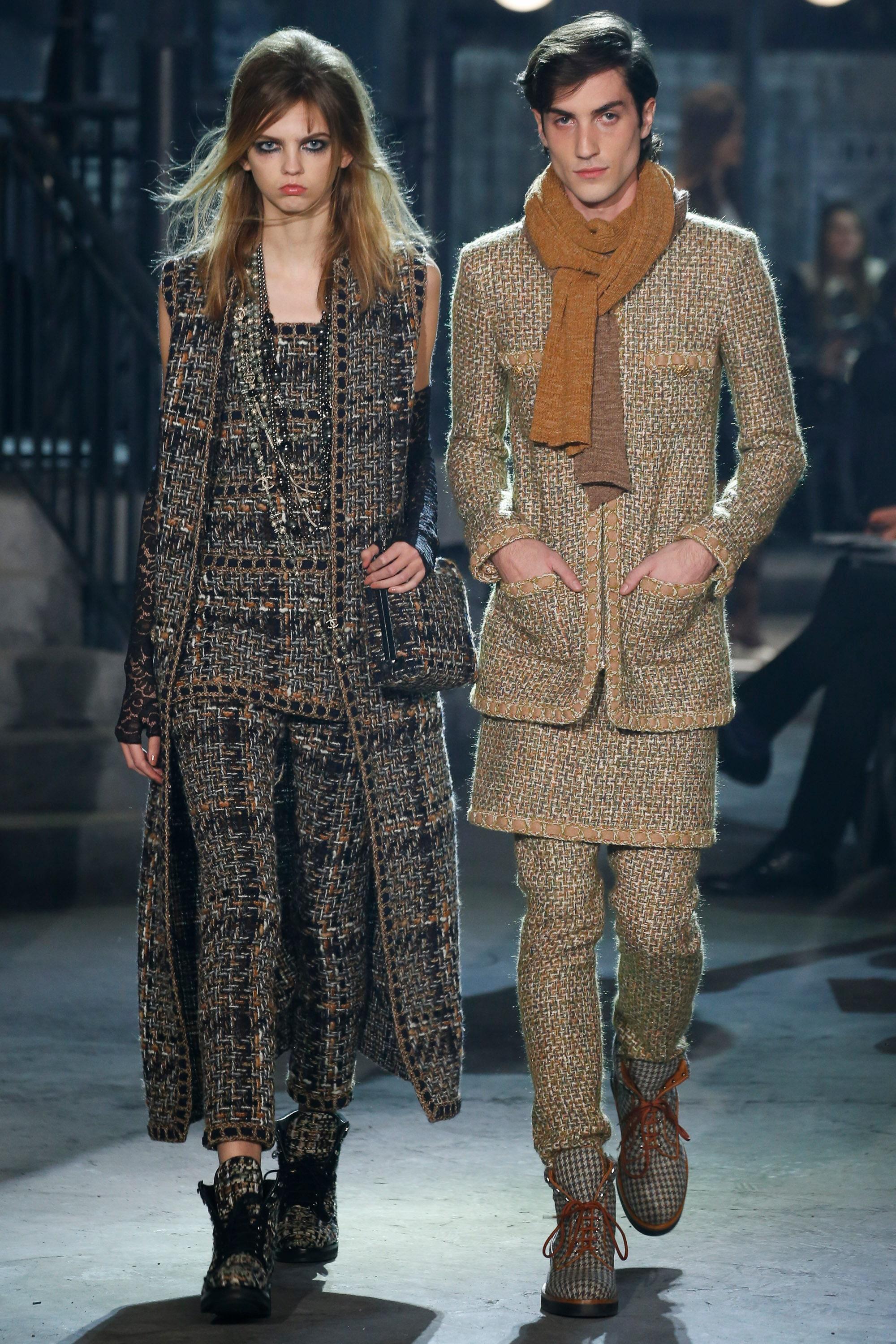 Chanel, la più rara giacca in tweed beige 
- Parigi a ROMA Métiers d'Art 2016, di Karl Lagerfeld - 
 Valutazione della boutique: oltre 13,000 dollari

 Una creazione di Karl Lagerfeld a ROMA  Sulla passerella di Fabrice d'Art 2016, questa giacca non