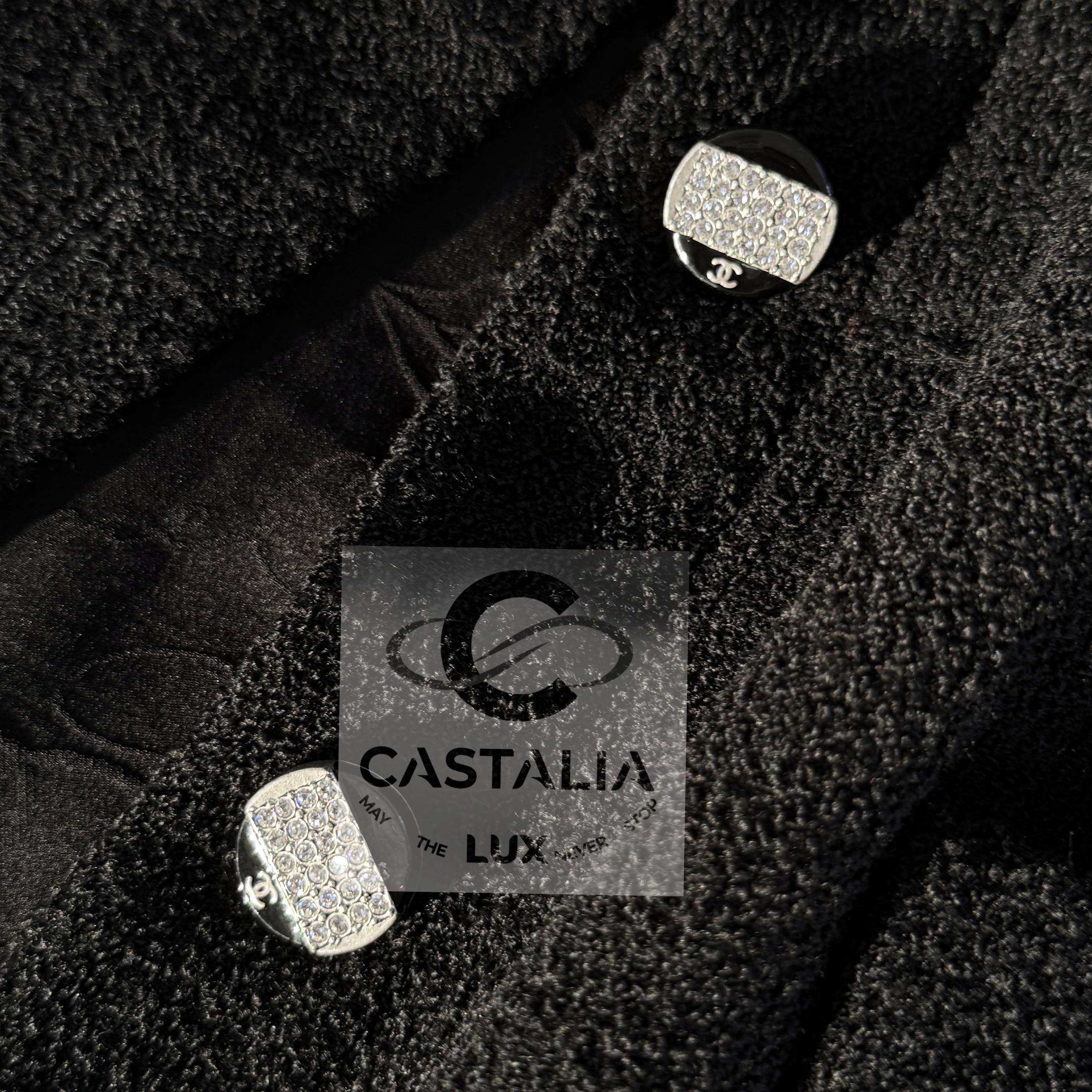 CHANEL París / Saint-Tropez Chaqueta de capa de tweed negro 40 FR en venta 6