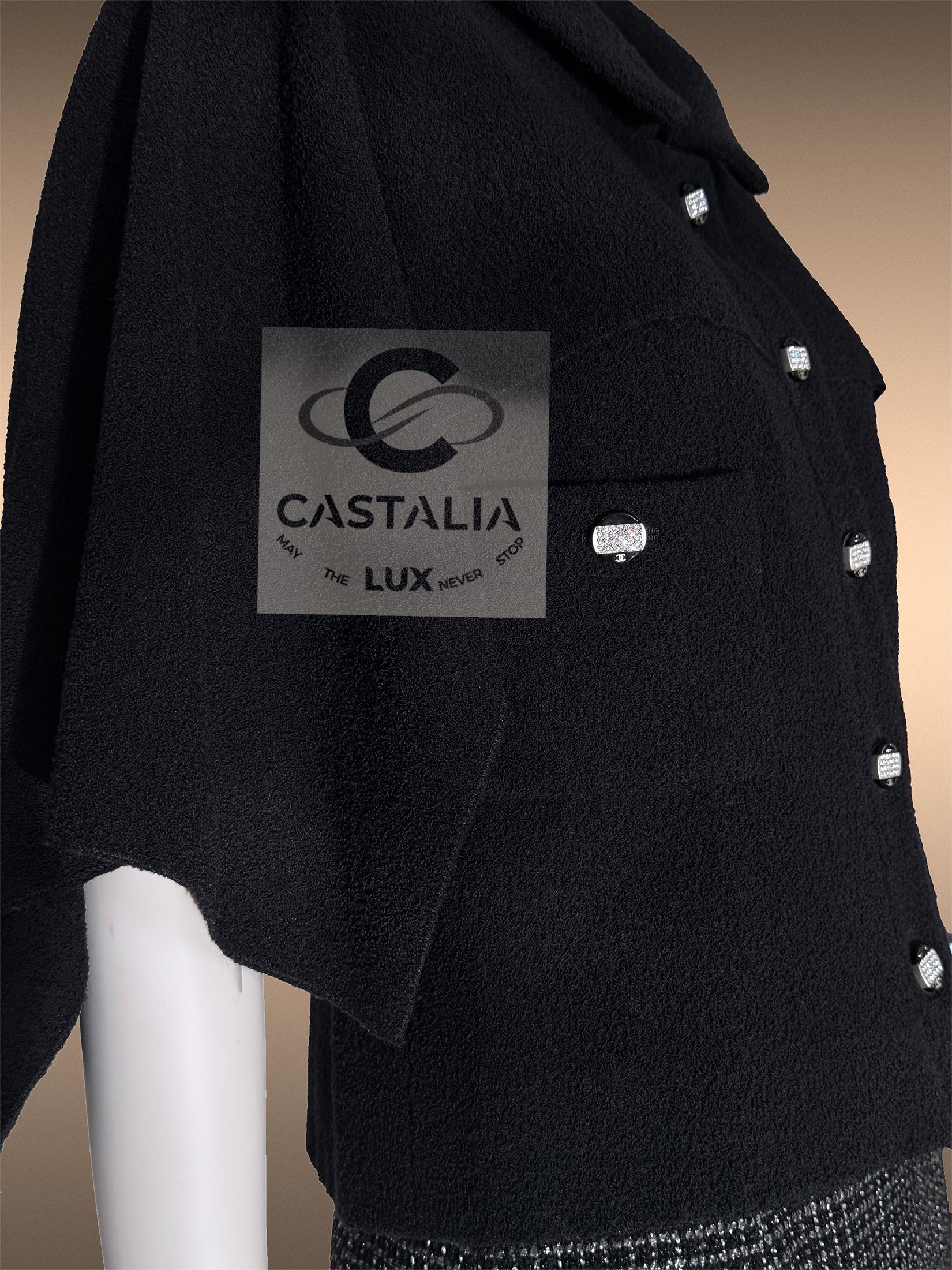 CHANEL París / Saint-Tropez Chaqueta de capa de tweed negro 40 FR en venta 7