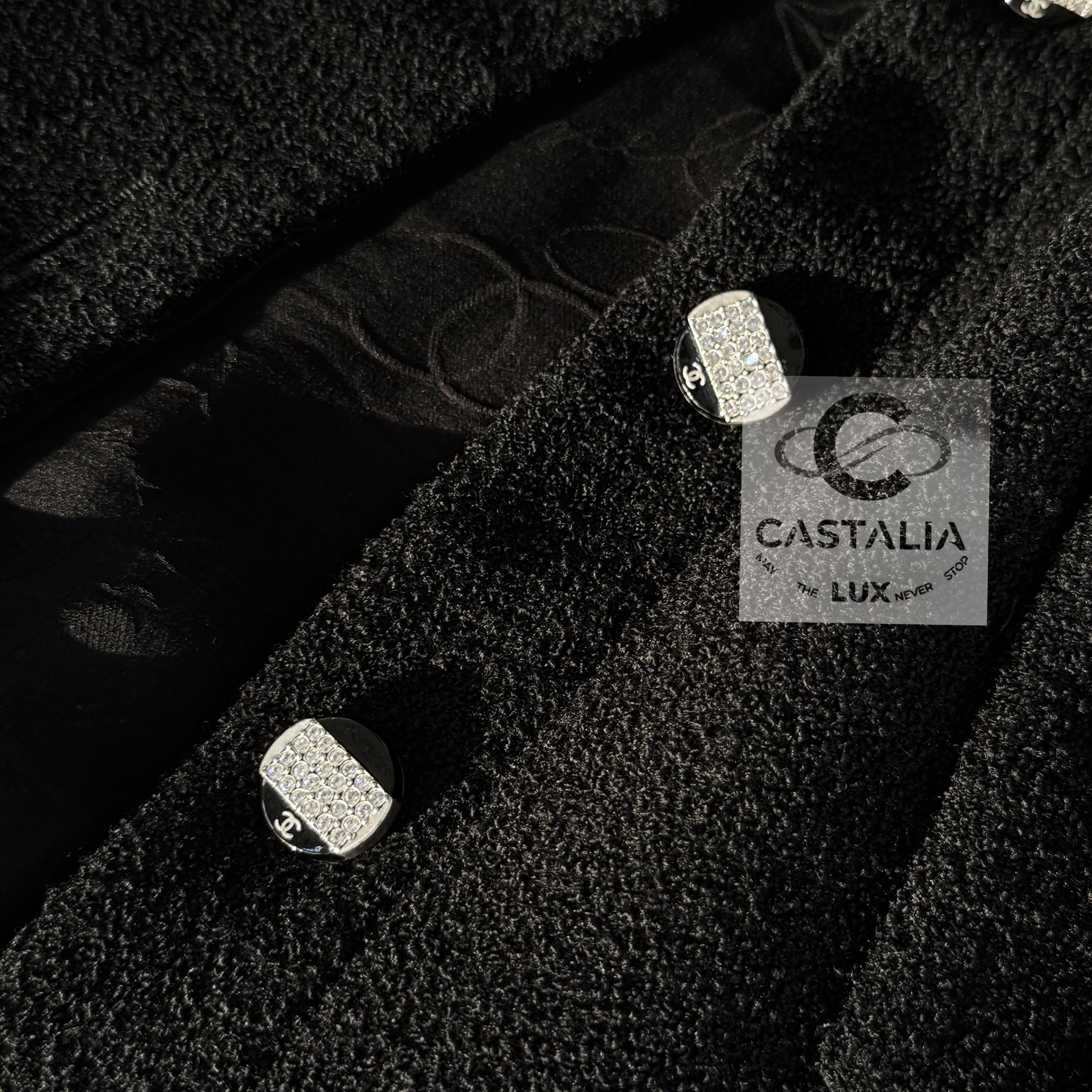 CHANEL París / Saint-Tropez Chaqueta de capa de tweed negro 40 FR en venta 8