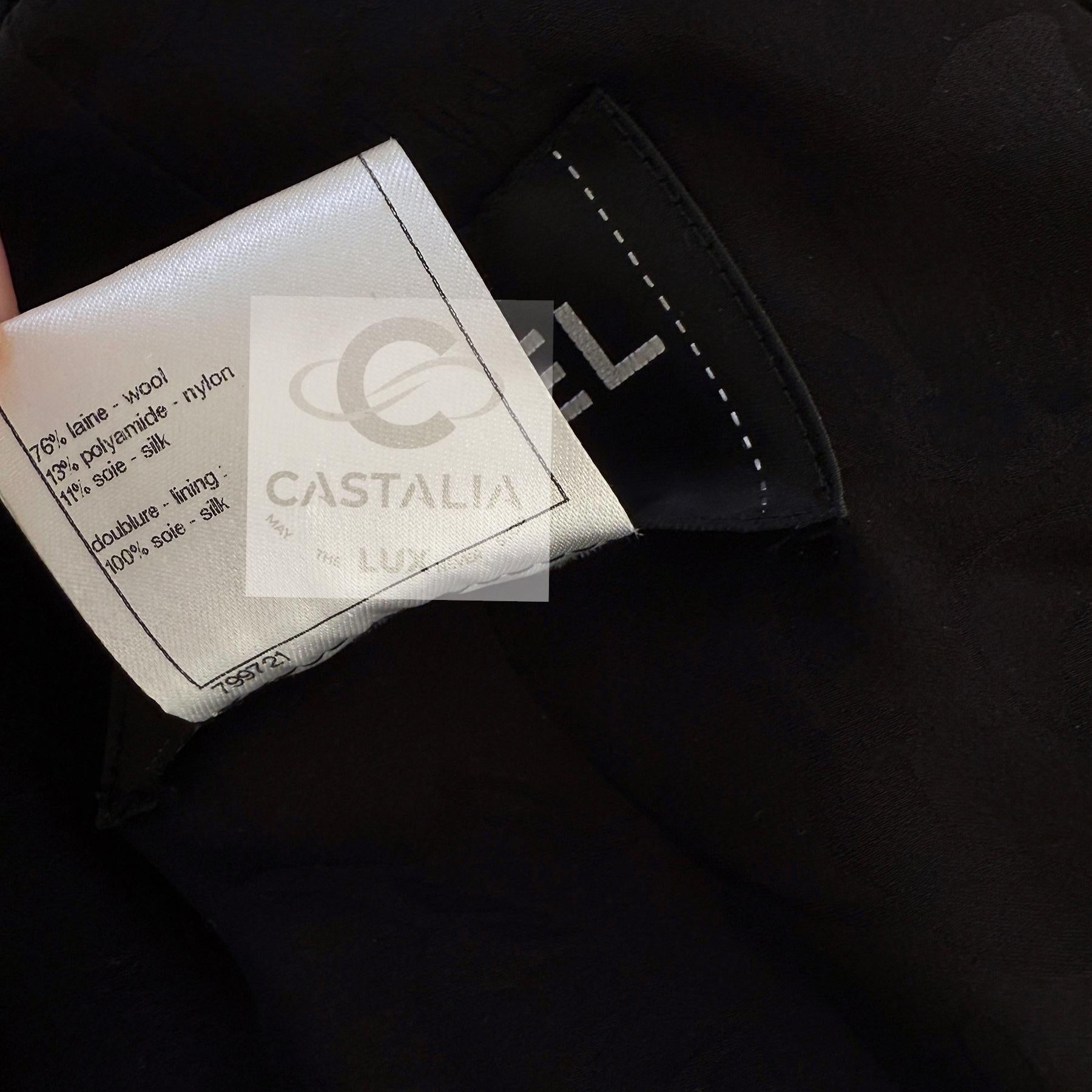 CHANEL París / Saint-Tropez Chaqueta de capa de tweed negro 40 FR en venta 10