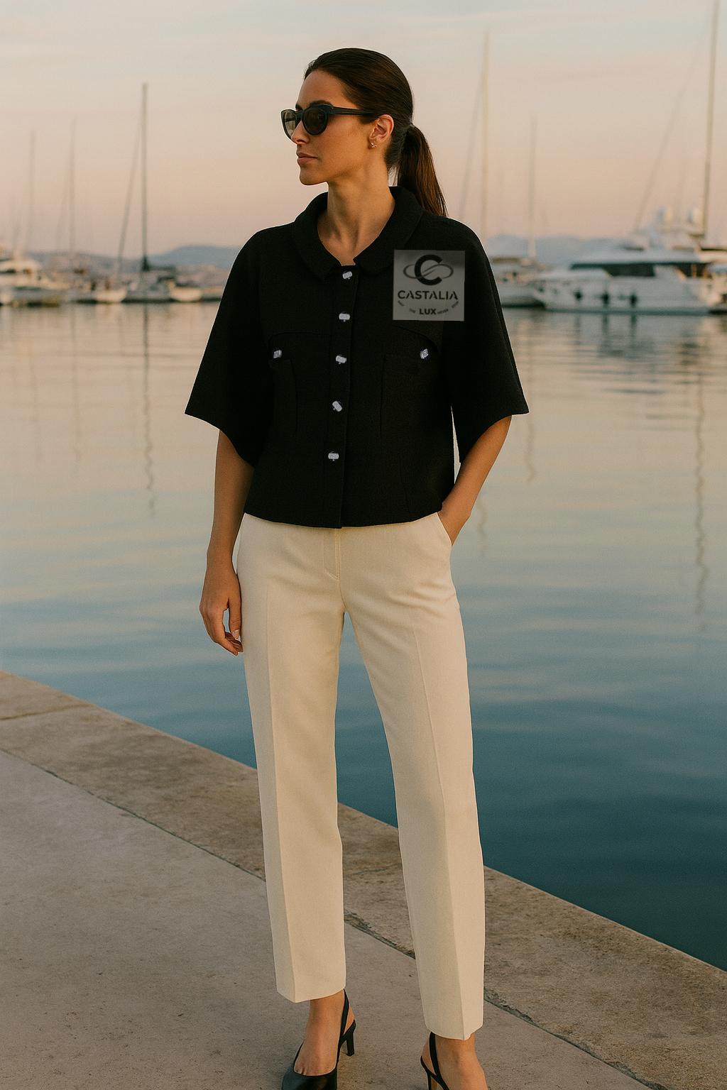 CHANEL Paris / Saint-Tropez Cruise Collectional
u2028~ Veste cape en tweed noir avec boutons en forme de bijoux

~Emblème de l'élégance crépusculaire, cette veste cape Chanel, présentée lors du défilé de Karl Lagerfeld à Saint-Tropez, flotte entre