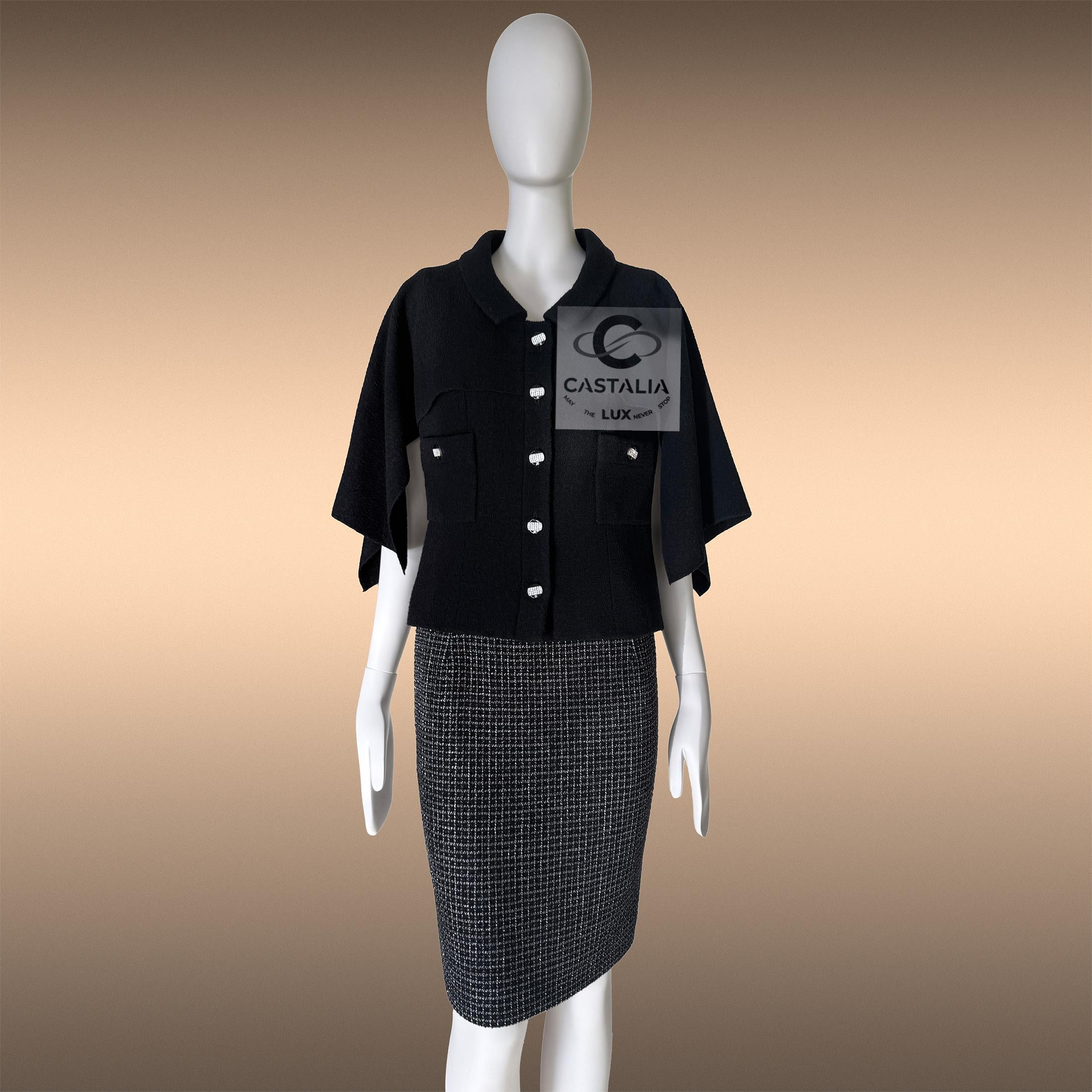 Femenino o masculino CHANEL París / Saint-Tropez Chaqueta de capa de tweed negro 40 FR en venta