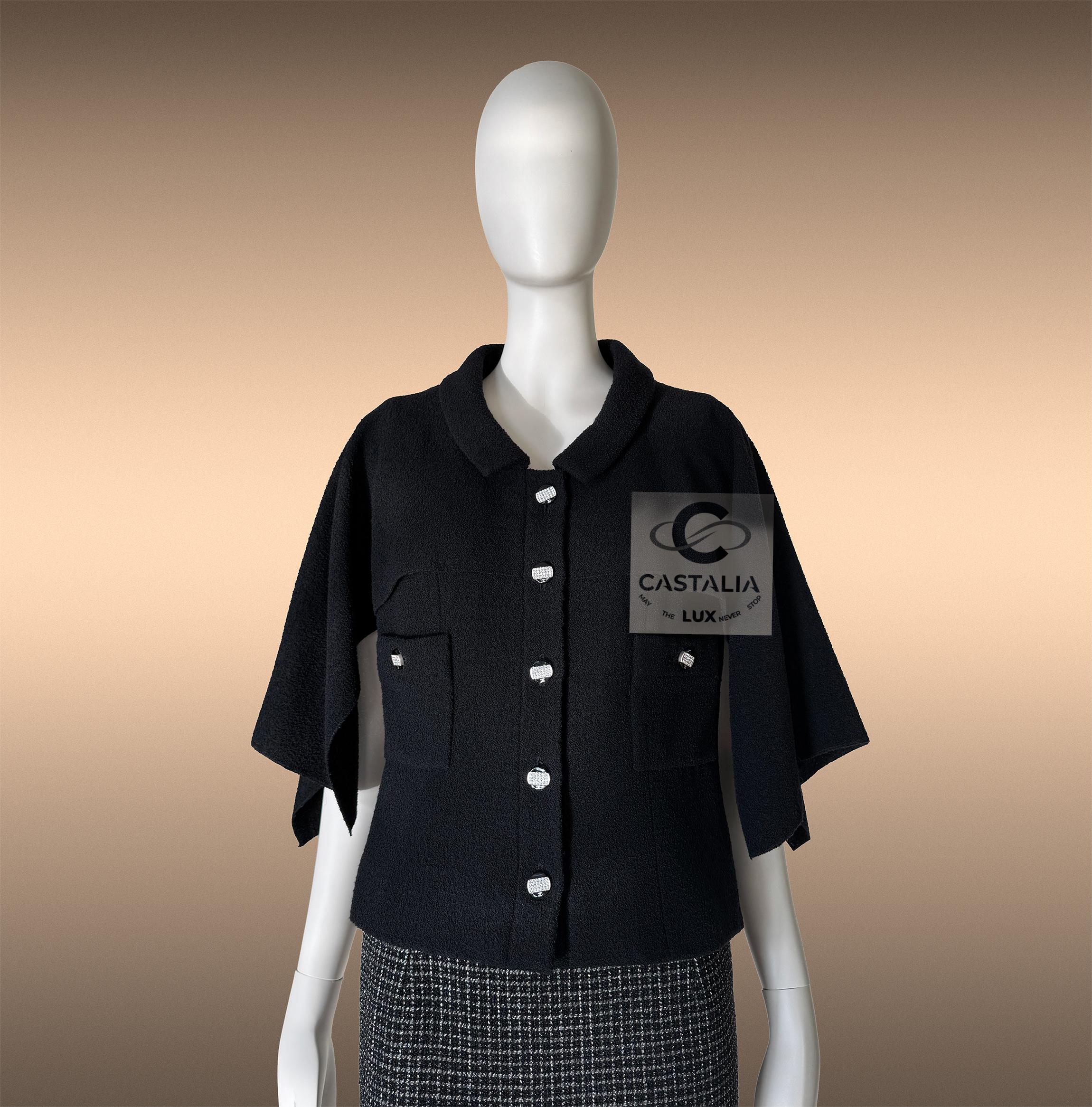 CHANEL París / Saint-Tropez Chaqueta de capa de tweed negro 40 FR en venta 1