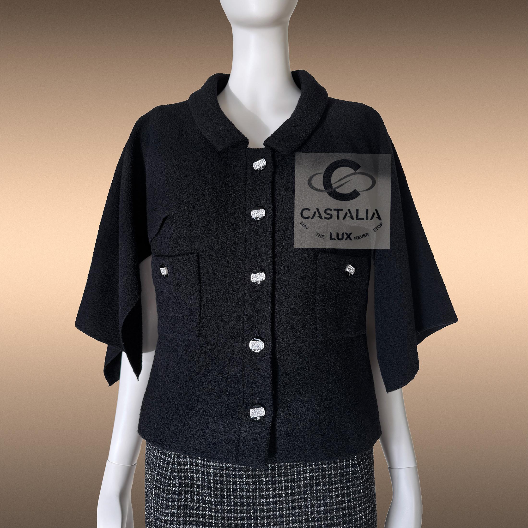 CHANEL París / Saint-Tropez Chaqueta de capa de tweed negro 40 FR en venta 3