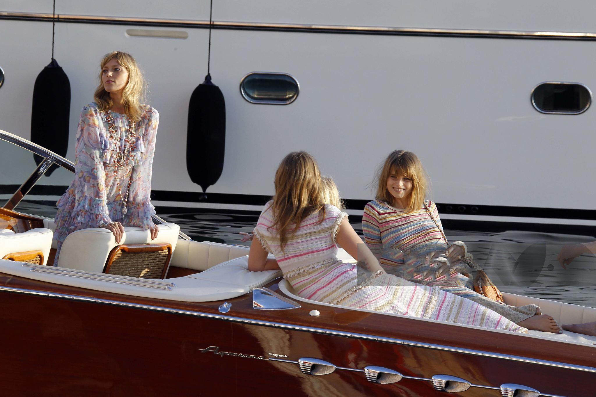 Chanel Collection'S Tunique Cardigan Maxi
Paris / SAINT-TROPEZ Cruise Collectionby Karl Lagerfeld

 Vestige de la couture de la Riviera, il est à la fois un vêtement et un geste : Chanel transfiguré en un hymne à la lumière, aux loisirs et au style