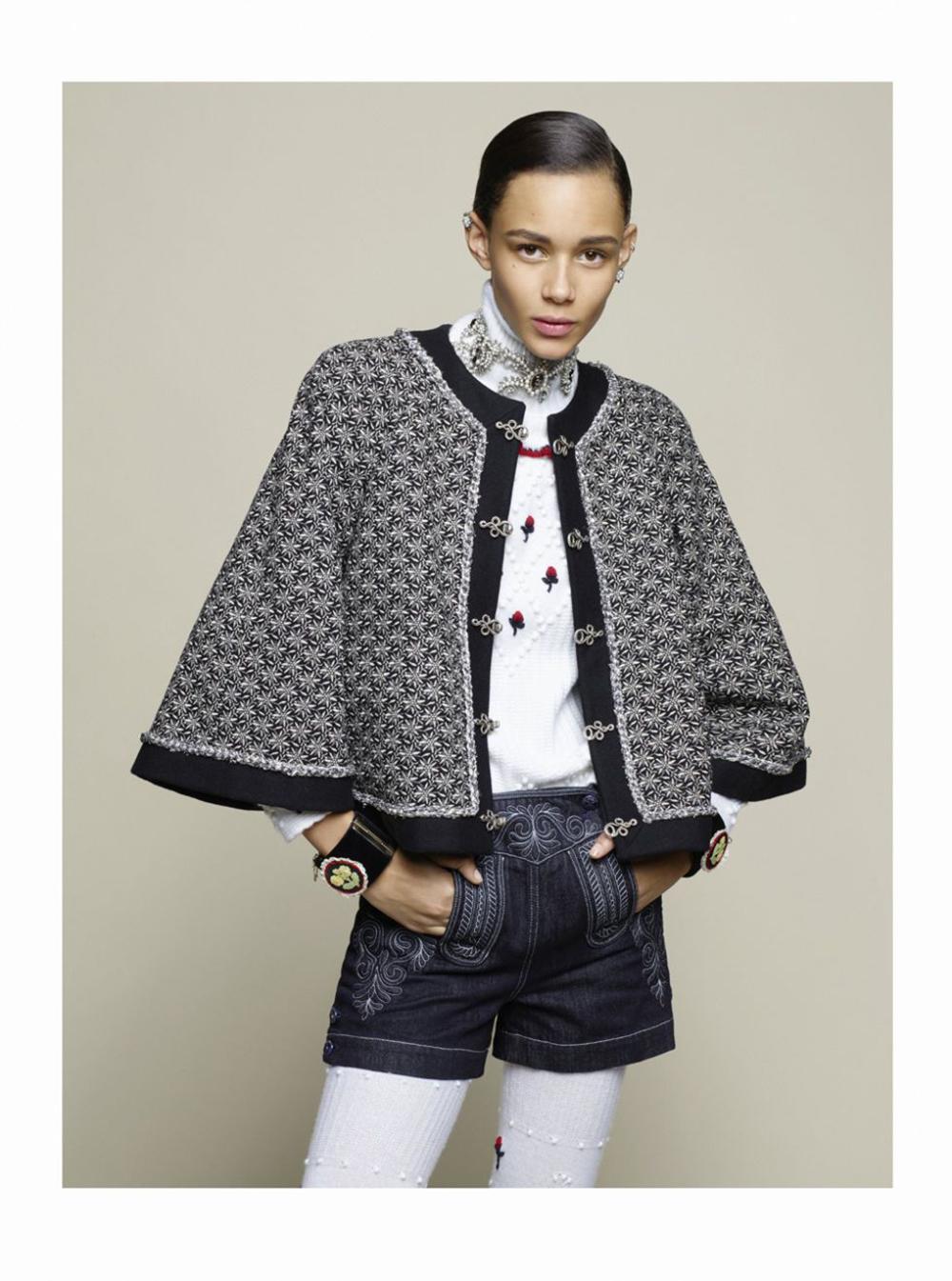 Prix boutique supérieur à 12 000
Rarissime, sublime veste cape Chanel avec broderie main Edelweiss de la campagne publicitaire de Paris / Collection SALZBURG, Metiers d'Art
Taille 38 FR. État impeccable.
- Fermetures Turnlock avec logo CC
-