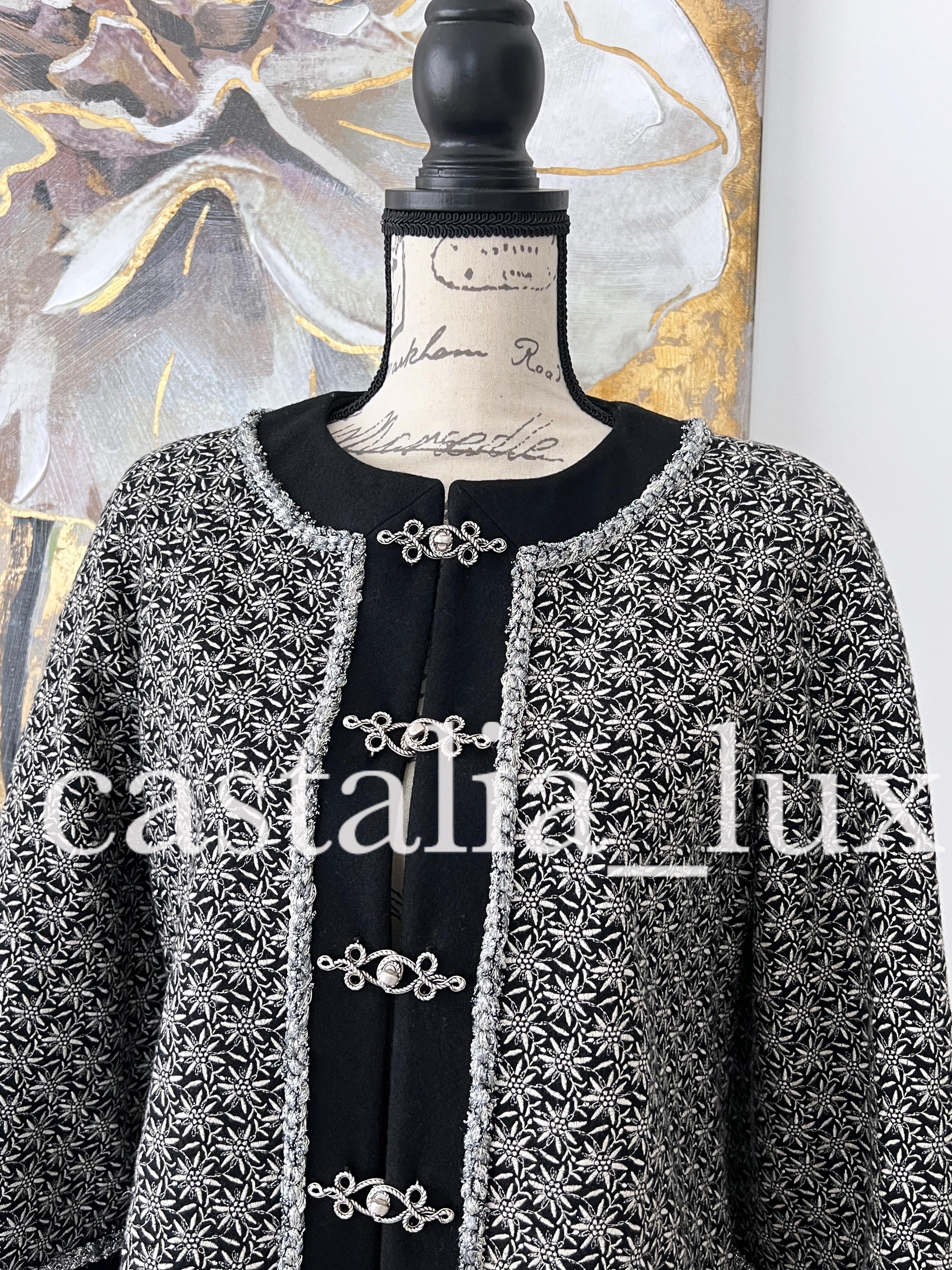 Chanel Paris / Salzburg Ad Campaigner Edelweiss Jacket Excellent état à Dubai, AE