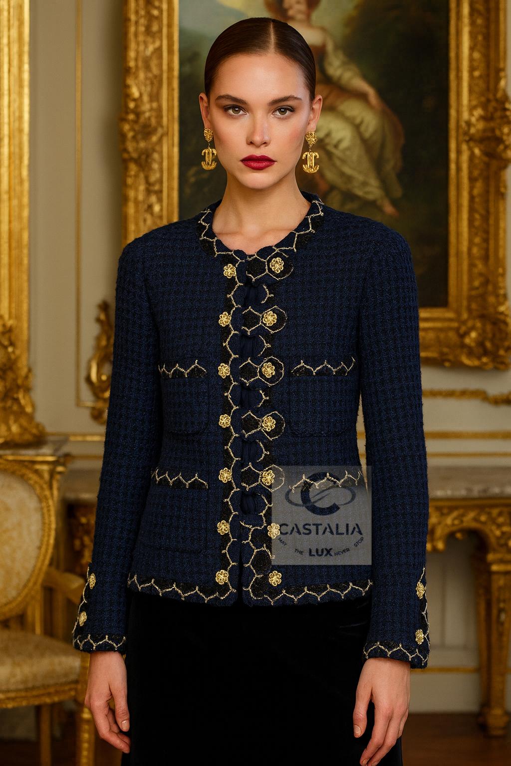  Un emblema della narrazione mitica di Chanel,
 questa giacca in tweed navy, immortalata nella Campaigner Paris / SALZBURG 2015 e indossata da CARA Delevingne sui cartelloni pubblicitari di tutto il mondo.

-incarna la fusione tra l'eredità