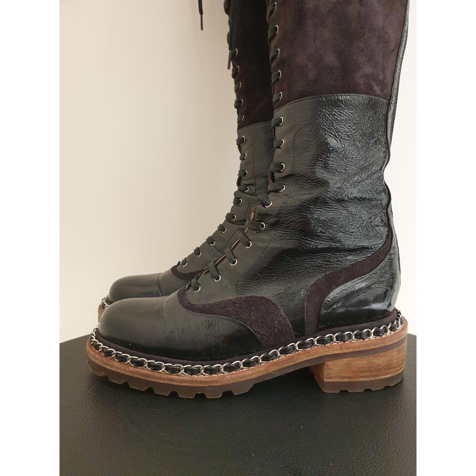 Esci con stile con questi splendidi stivali sopra il ginocchio di Chanel Paris-Salzburg! Realizzati in lussuosa pelle marrone e camoscio, questi stivali trasudano raffinatezza ed eleganza. 

In ottime condizioni, questi stivali sono stati ben curati