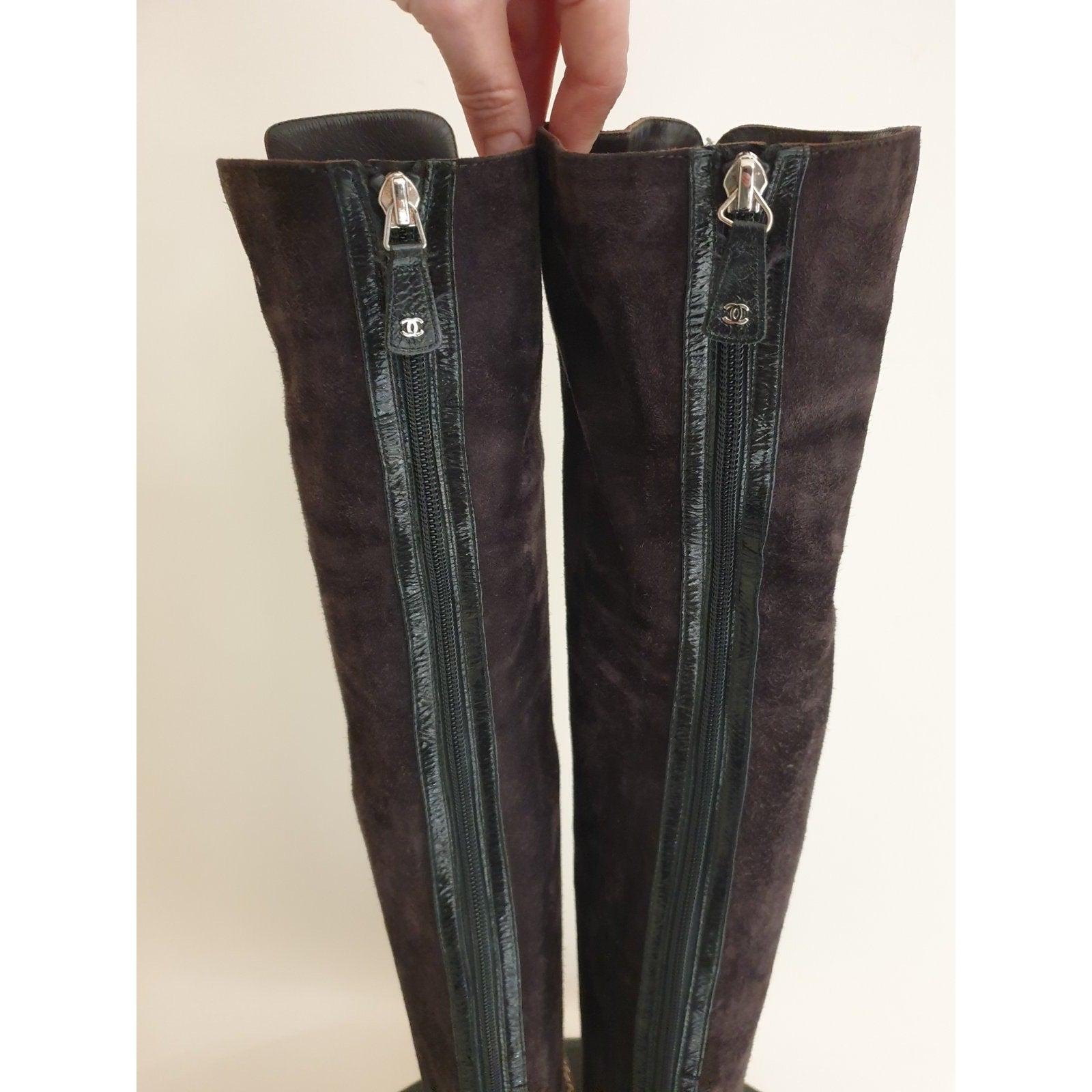 Chanel Paris-Salzburg Stivali sopra il ginocchio in pelle scamosciata marrone Sz.36 in vendita 2