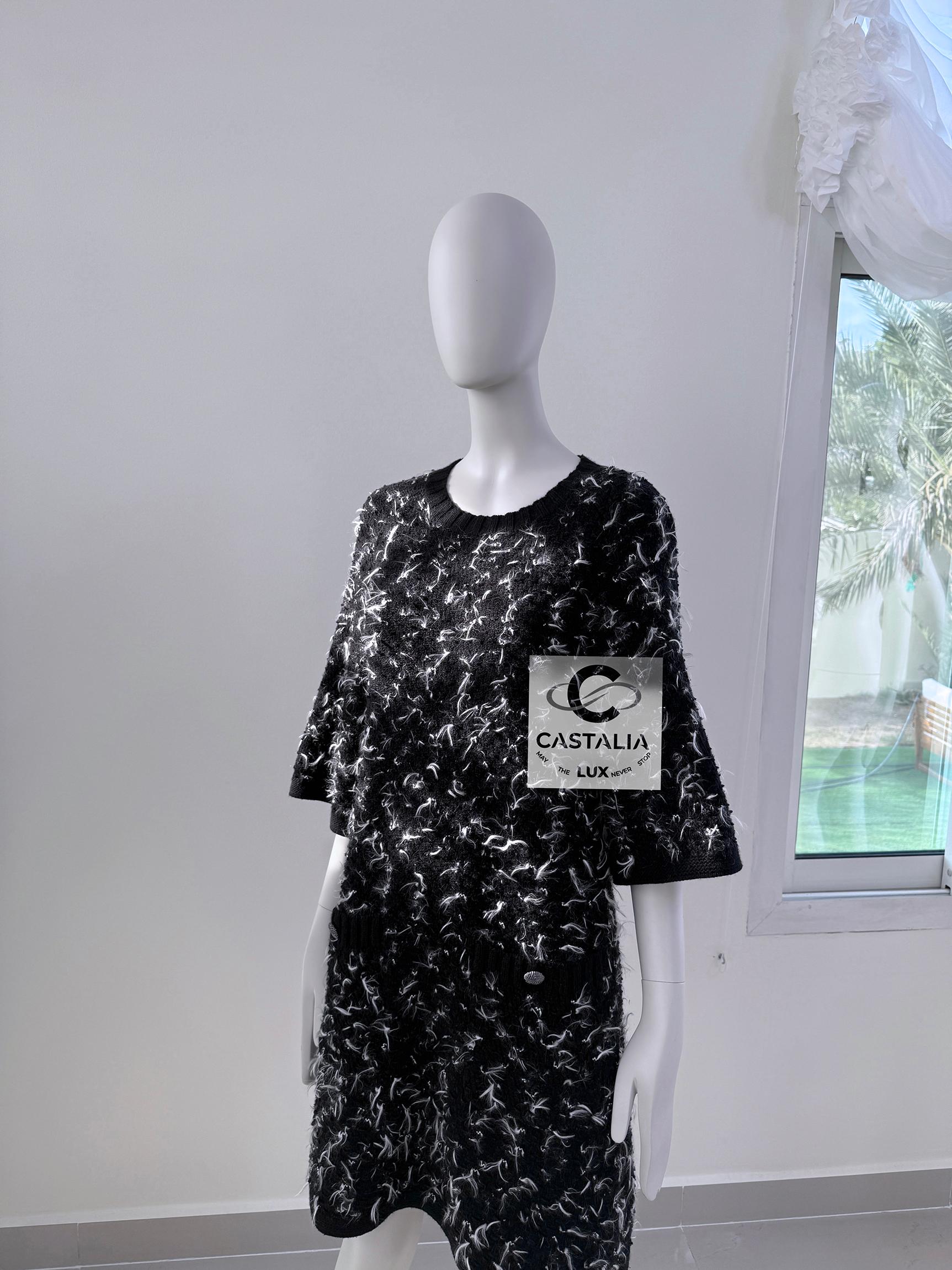 CHANEL Paris /Salzburg CC Knöpfe Flauschiges Boucle-Kleid 40 FR im Angebot 7